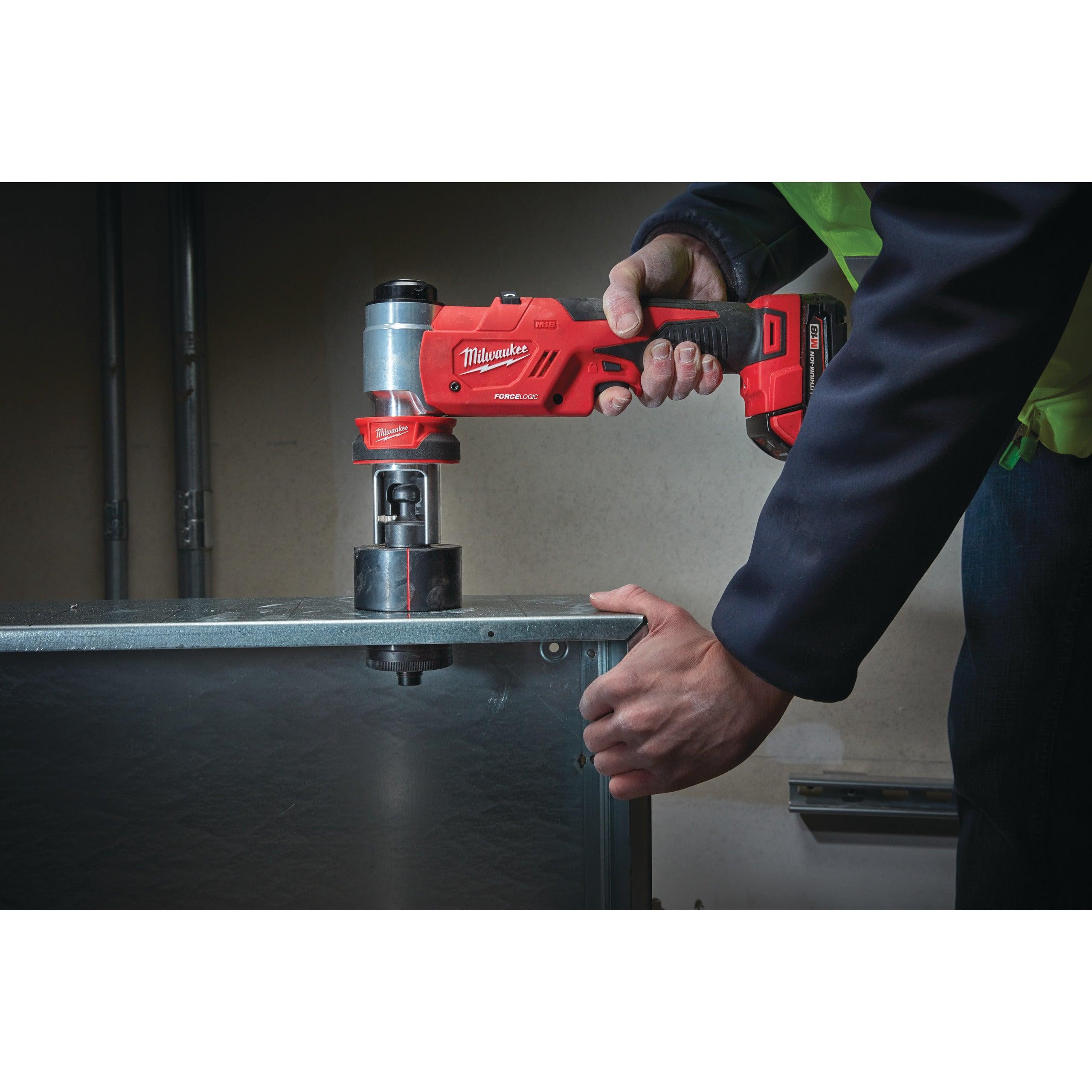 Mașină de ștanțat hidraulică M18™ FORCE LOGIC™ Milwaukee M18HKP-201C, cod 4933451202, 1 x M18 B2 acumulator, M12-18 C încărcător, cutie plastic - BIG STORE (Dynamic Tools SRL)