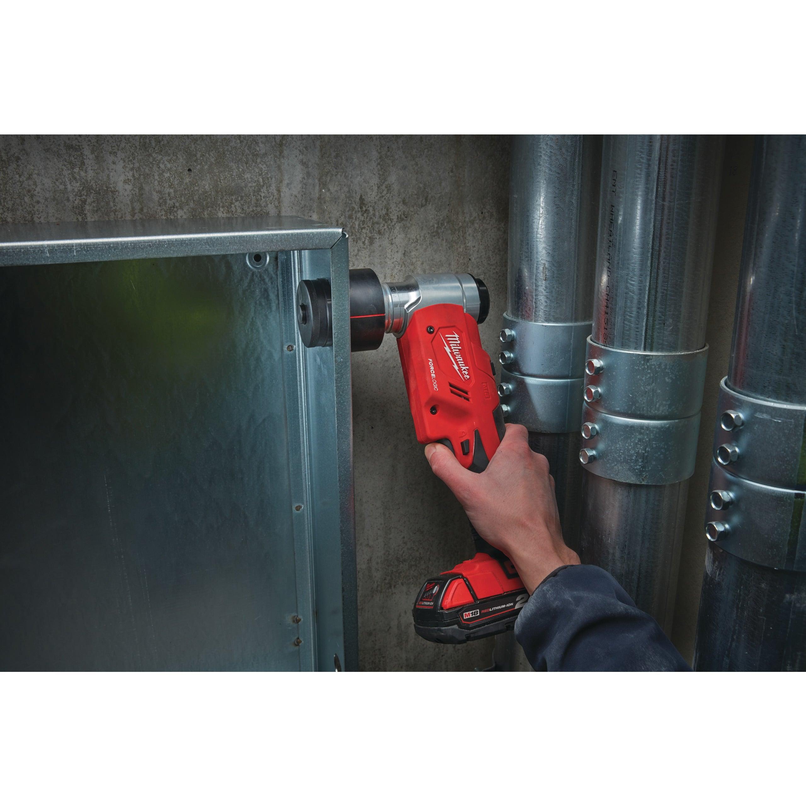 Mașină de ștanțat hidraulică M18™ FORCE LOGIC™ Milwaukee M18HKP-201C, cod 4933451202, 1 x M18 B2 acumulator, M12-18 C încărcător, cutie plastic - BIG STORE (Dynamic Tools SRL)
