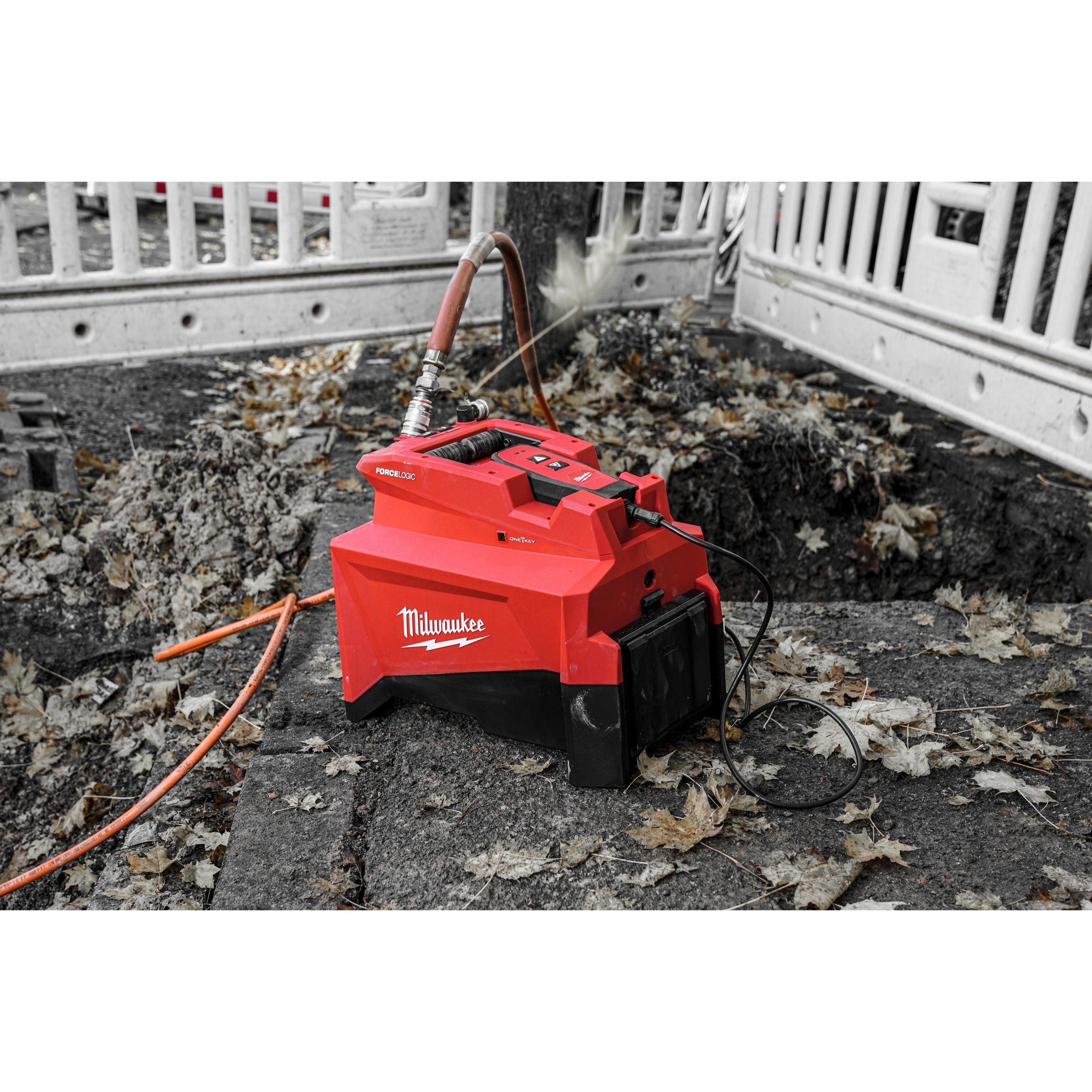 Pompă hidraulică utilitară M18™ Milwaukee M18HUP700-121, cod 4933471813, 1 x M18 HB12 acumulator, M12-18 FC încărcător, fără cutie - BIG STORE (Dynamic Tools SRL)