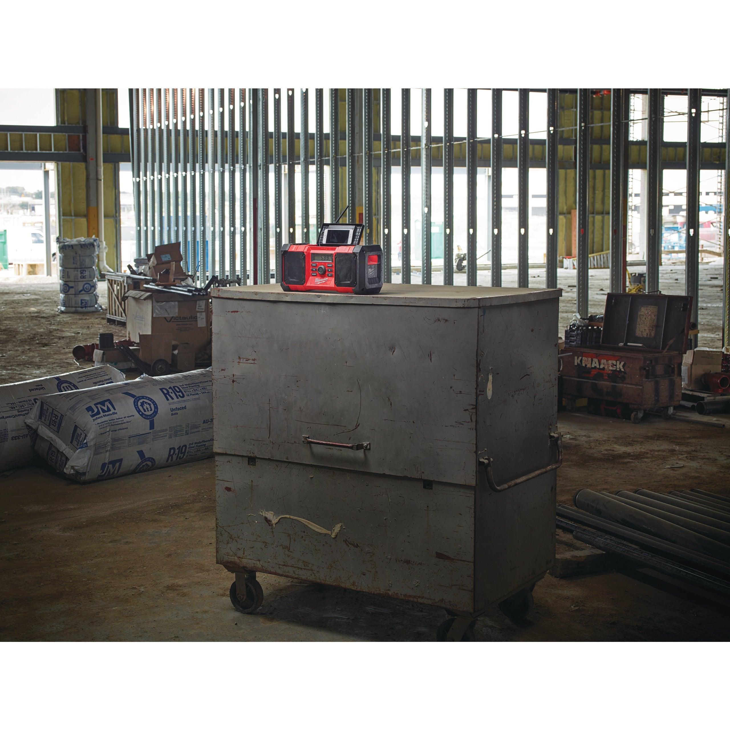 Radio de șantier M18™ Milwaukee M18JSR-0, cod 4933451250, fără acumulator, fără încărcător, fără cutie - BIG STORE (Dynamic Tools SRL)