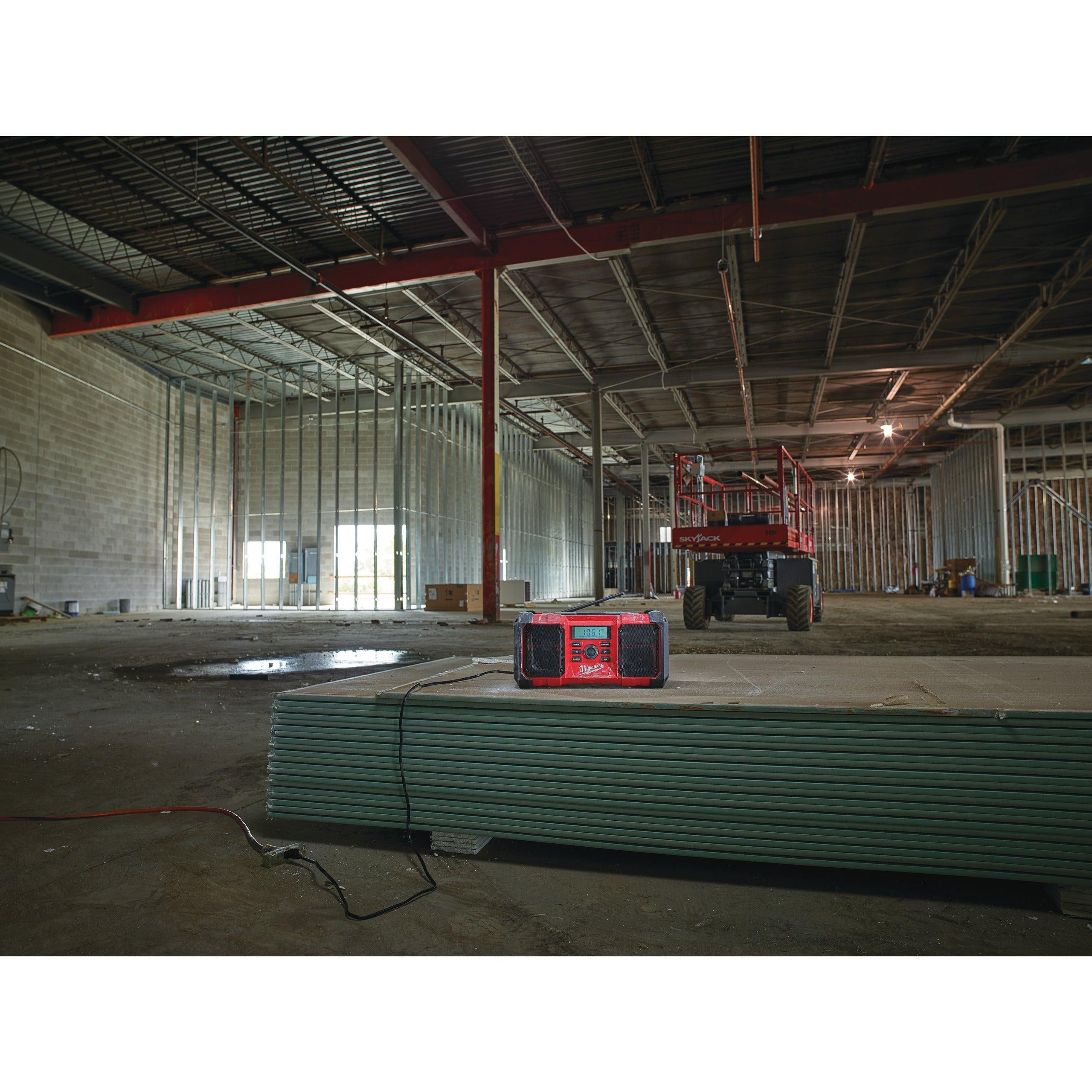 Radio de șantier M18™ Milwaukee M18JSR-0, cod 4933451250, fără acumulator, fără încărcător, fără cutie - BIG STORE (Dynamic Tools SRL)