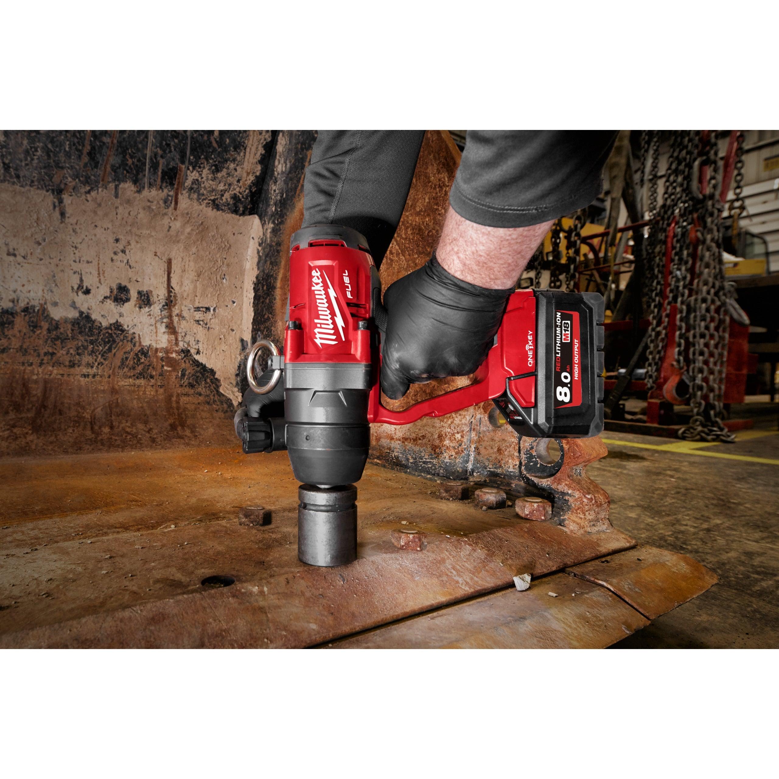Cheie de impact Milwaukee 1″ 2033Nm 18V M18ONEFHIWF1-802X, ONE-KEY™ M18 FUEL™, cuplu ridicat și inel de fixare, 2 x M18 HB8 acumulator, M12-18 FC încărcător, cutie HD, cod 4933459733 - BIG STORE (Dynamic Tools SRL)