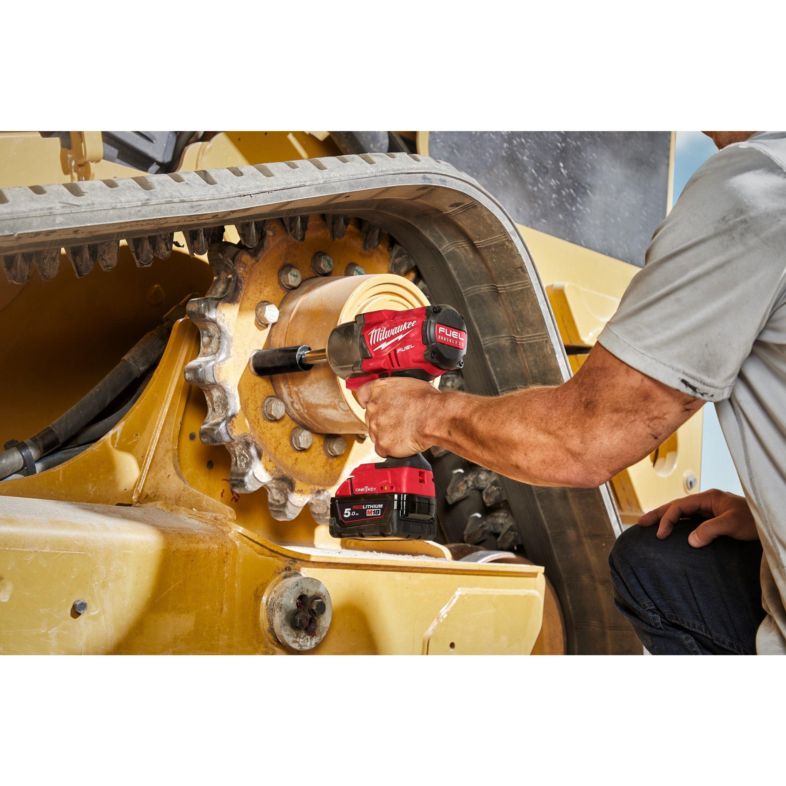 Cheie de impact Milwaukee 1/2″ 1017Nm 18V M18ONEFHIWF12E-0X, ONE-KEY™ M18 FUEL™, cuplu ridicat, inel de fixare și gât lung, cod 4933478405, fără acumulator, fără încărcător, cutie HD - BIG STORE (Dynamic Tools SRL)