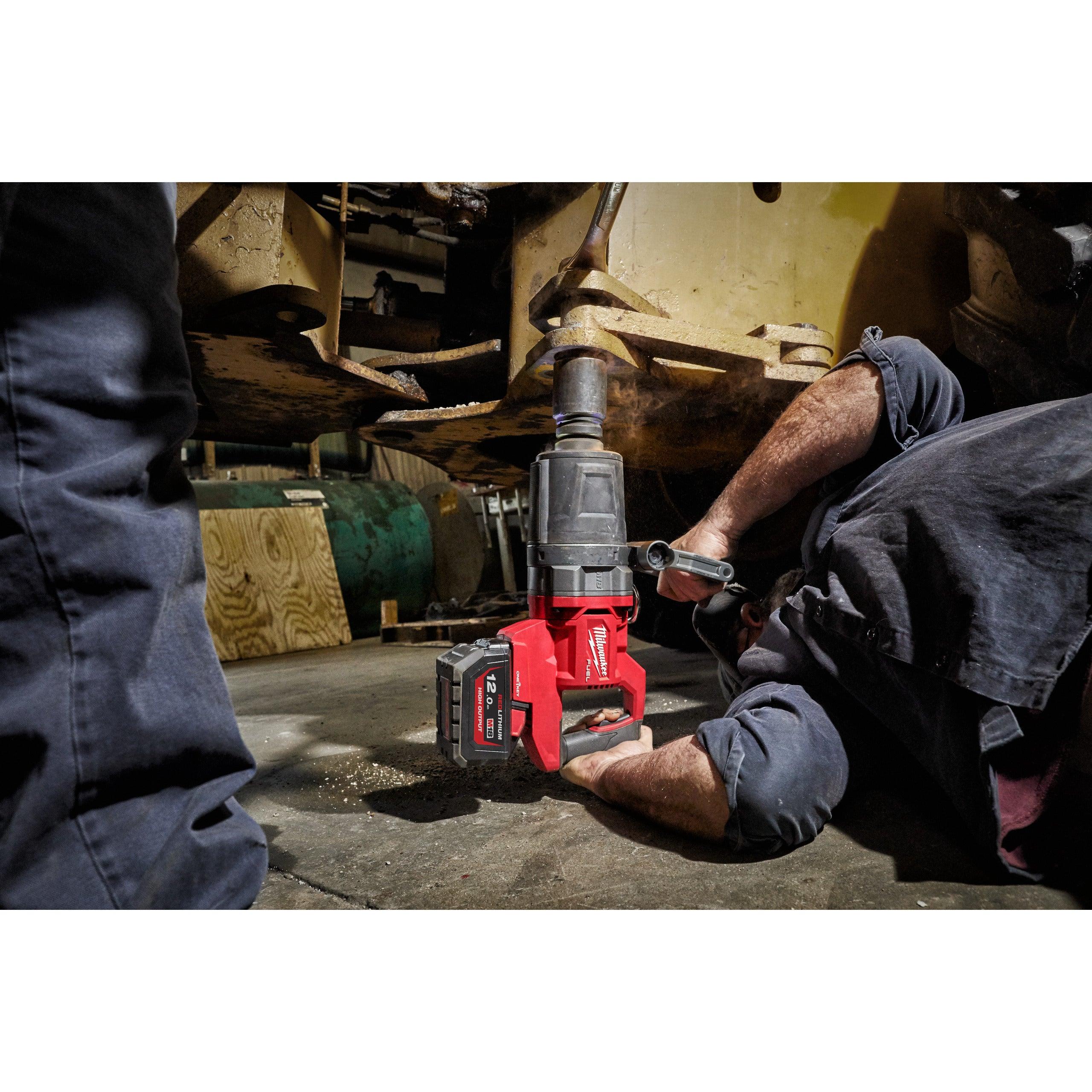 Cheie de impact Milwaukee 1″ 2576Nm 18V M18ONEFHIWF1D-121C, ONE-KEY™ M18 FUEL™ cu mâner-D, cuplu ridicat, inel de fixare și gât lung, cod 4933471756, 1 x M18 HB12 acumulator, M12-18 FC încărcător, cutie plastic - BIG STORE (Dynamic Tools SRL)