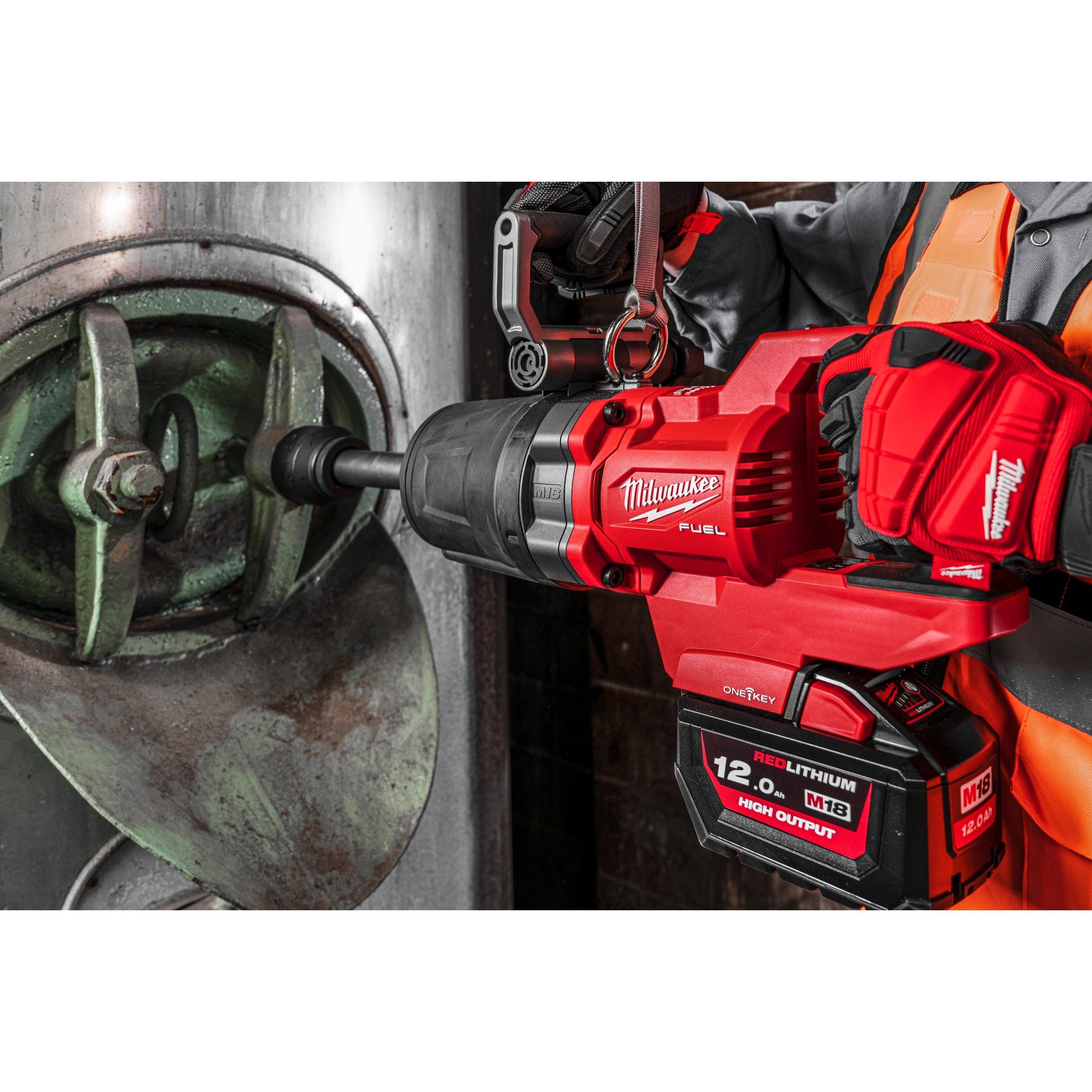 Cheie de impact Milwaukee 1″ 2576Nm 18V M18ONEFHIWF1D-121C, ONE-KEY™ M18 FUEL™ cu mâner-D, cuplu ridicat, inel de fixare și gât lung, cod 4933471756, 1 x M18 HB12 acumulator, M12-18 FC încărcător, cutie plastic - BIG STORE (Dynamic Tools SRL)