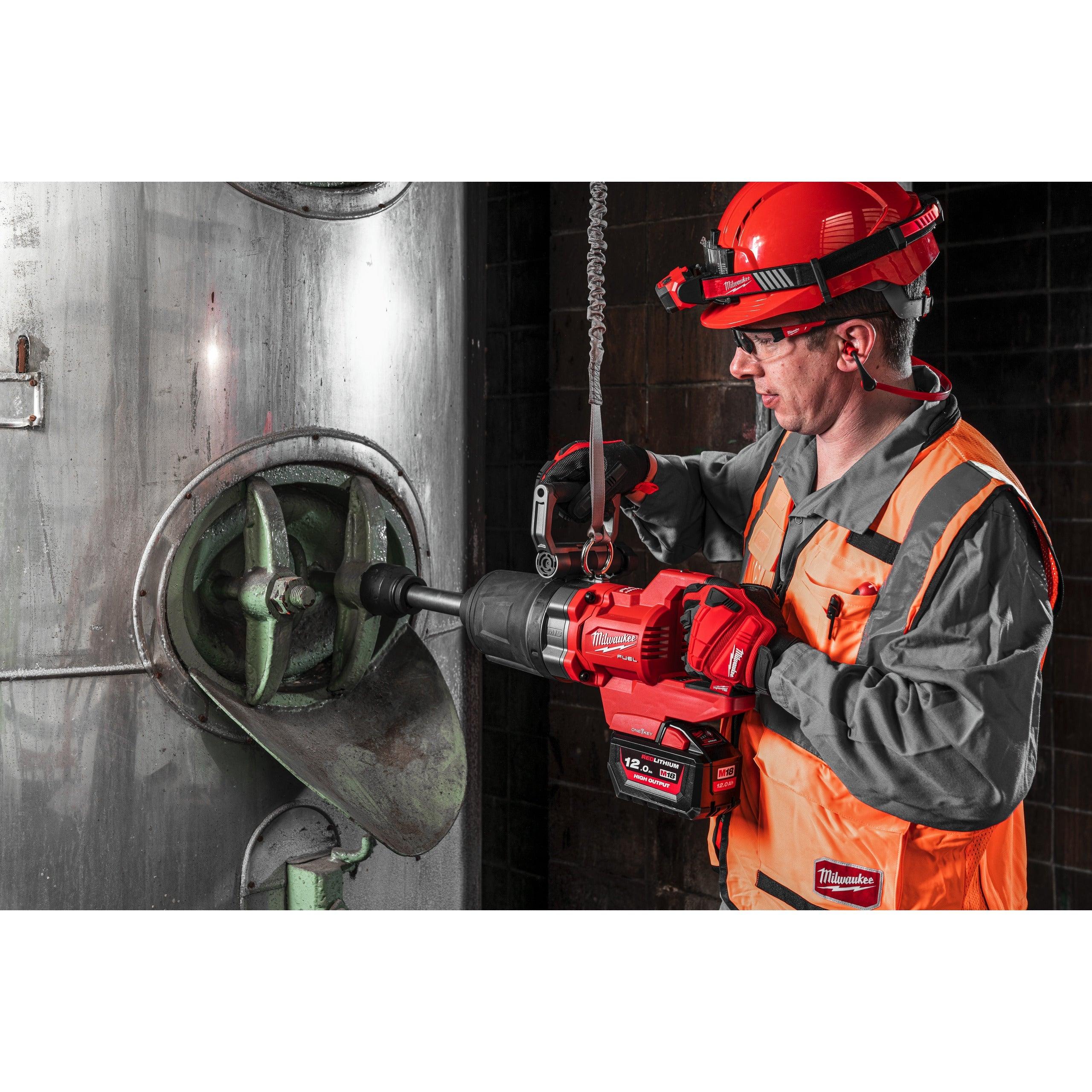 Cheie de impact Milwaukee 1″ 2576Nm 18V M18ONEFHIWF1D-121C, ONE-KEY™ M18 FUEL™ cu mâner-D, cuplu ridicat, inel de fixare și gât lung, cod 4933471756, 1 x M18 HB12 acumulator, M12-18 FC încărcător, cutie plastic - BIG STORE (Dynamic Tools SRL)