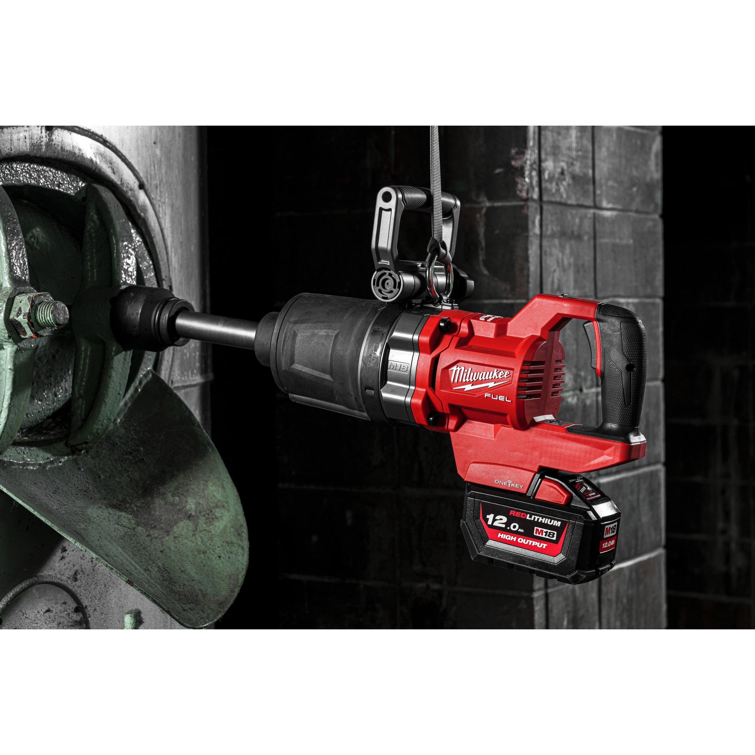 Cheie de impact Milwaukee 1″ 2576Nm 18V M18ONEFHIWF1D-121C, ONE-KEY™ M18 FUEL™ cu mâner-D, cuplu ridicat, inel de fixare și gât lung, cod 4933471756, 1 x M18 HB12 acumulator, M12-18 FC încărcător, cutie plastic - BIG STORE (Dynamic Tools SRL)