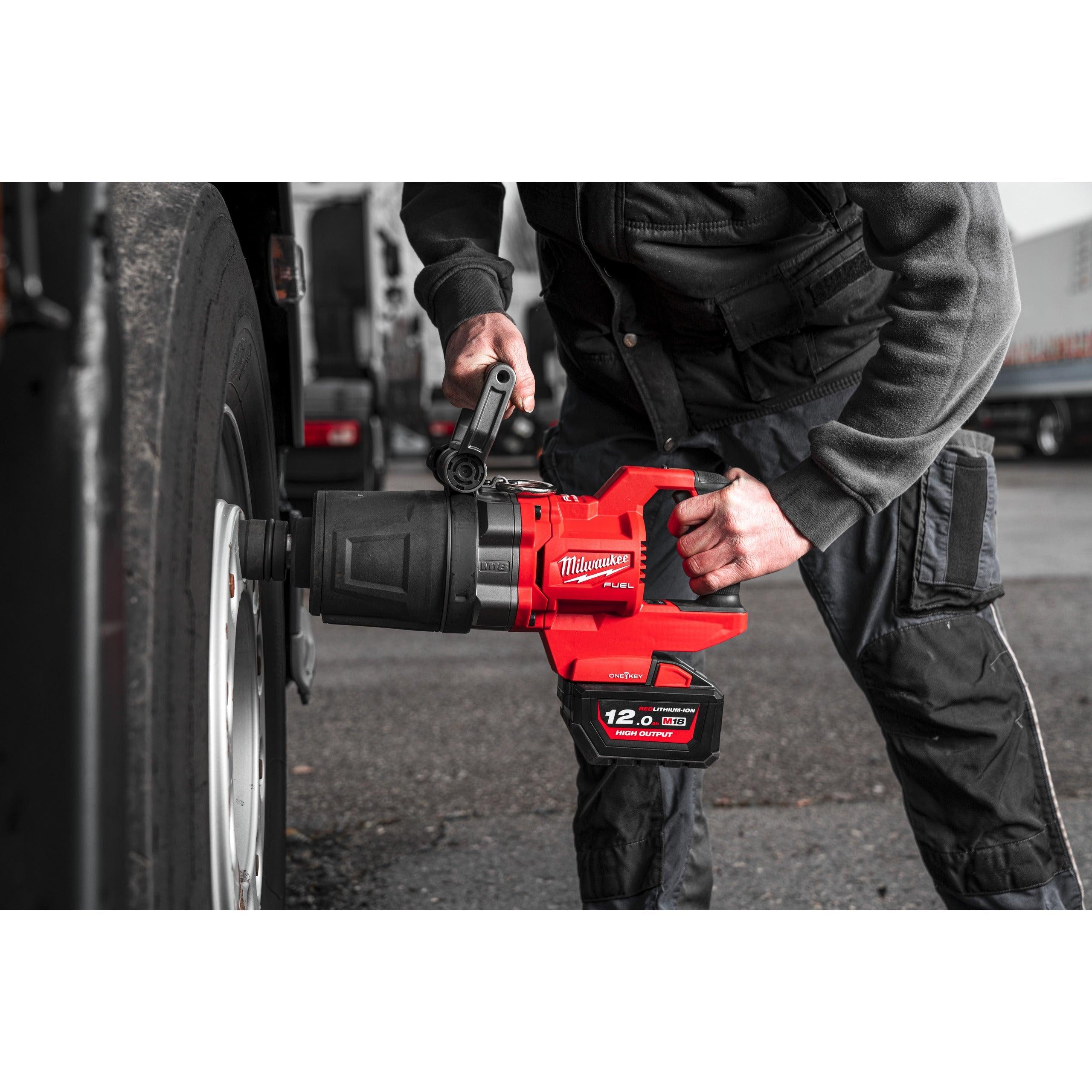 Cheie de impact Milwaukee 1″ 2576Nm 18V M18ONEFHIWF1DS-121C, ONE-KEY™ M18 FUEL™ cu mâner-D, cuplu ridicat și inel de fixare, cod 4933472072, 1 x M18 HB12 acumulator, M12-18 FC încărcător, cutie plastic - BIG STORE (Dynamic Tools SRL)