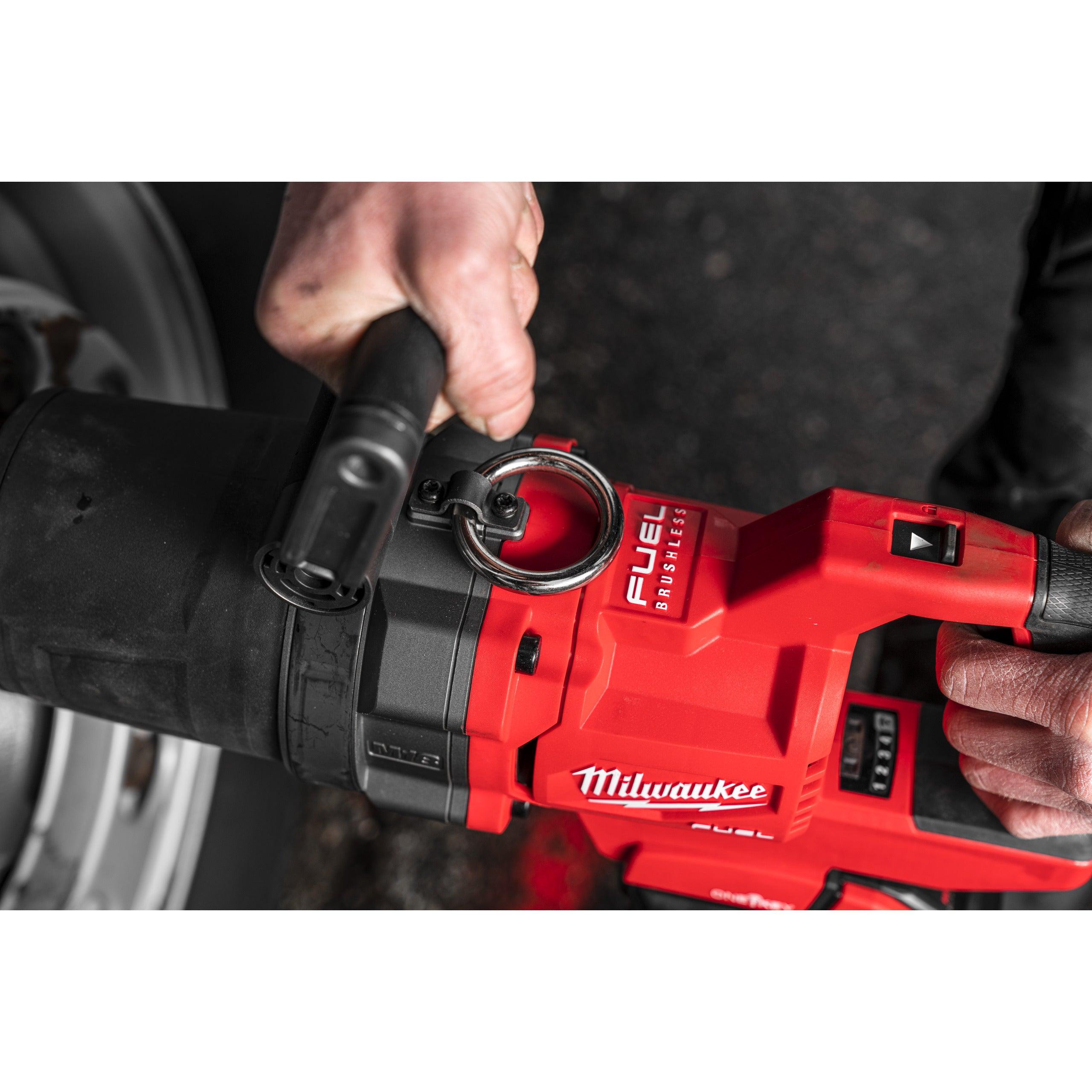 Cheie de impact Milwaukee 1″ 2576Nm 18V M18ONEFHIWF1DS-121C, ONE-KEY™ M18 FUEL™ cu mâner-D, cuplu ridicat și inel de fixare, cod 4933472072, 1 x M18 HB12 acumulator, M12-18 FC încărcător, cutie plastic - BIG STORE (Dynamic Tools SRL)