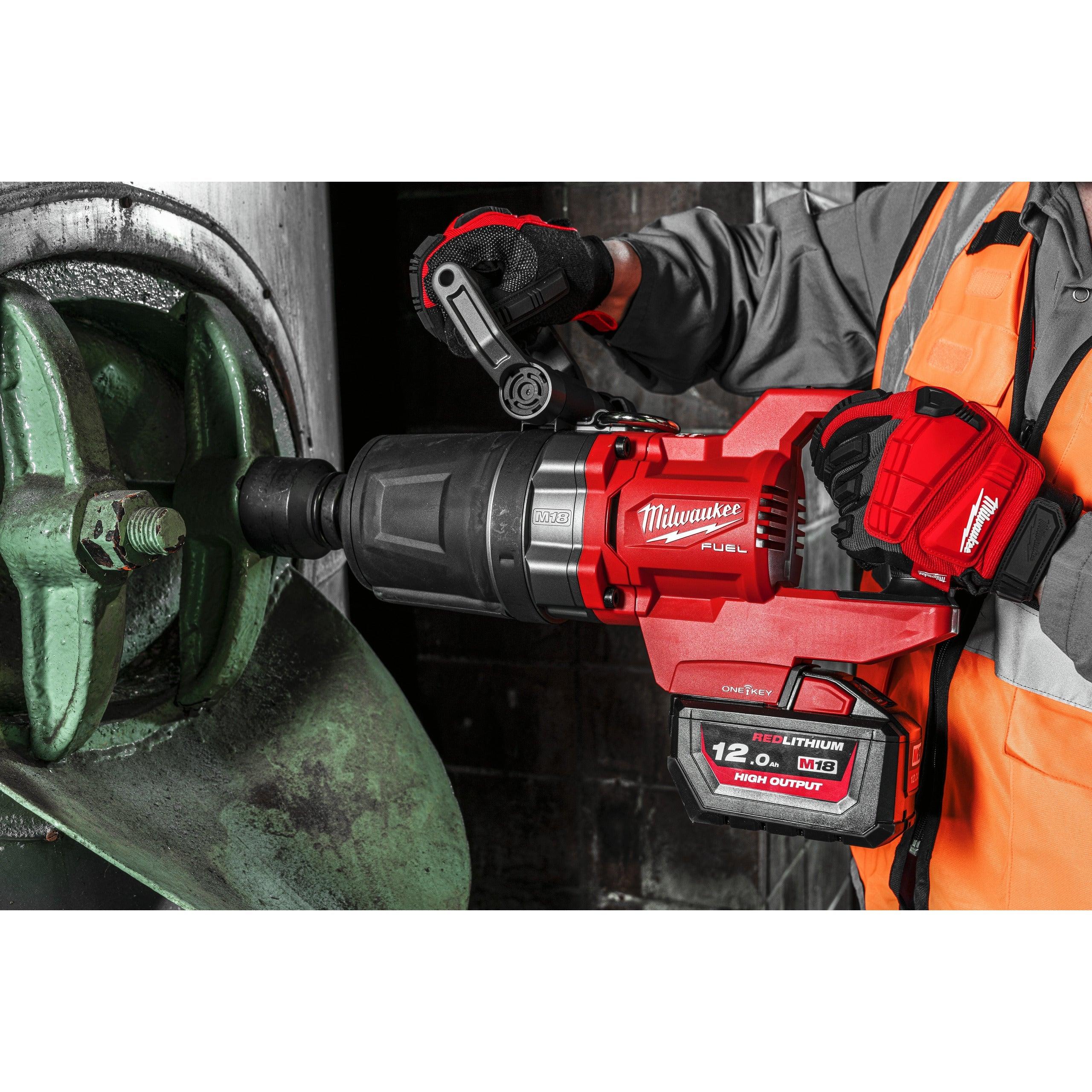 Cheie de impact Milwaukee 1″ 2576Nm 18V M18ONEFHIWF1DS-121C, ONE-KEY™ M18 FUEL™ cu mâner-D, cuplu ridicat și inel de fixare, cod 4933472072, 1 x M18 HB12 acumulator, M12-18 FC încărcător, cutie plastic - BIG STORE (Dynamic Tools SRL)
