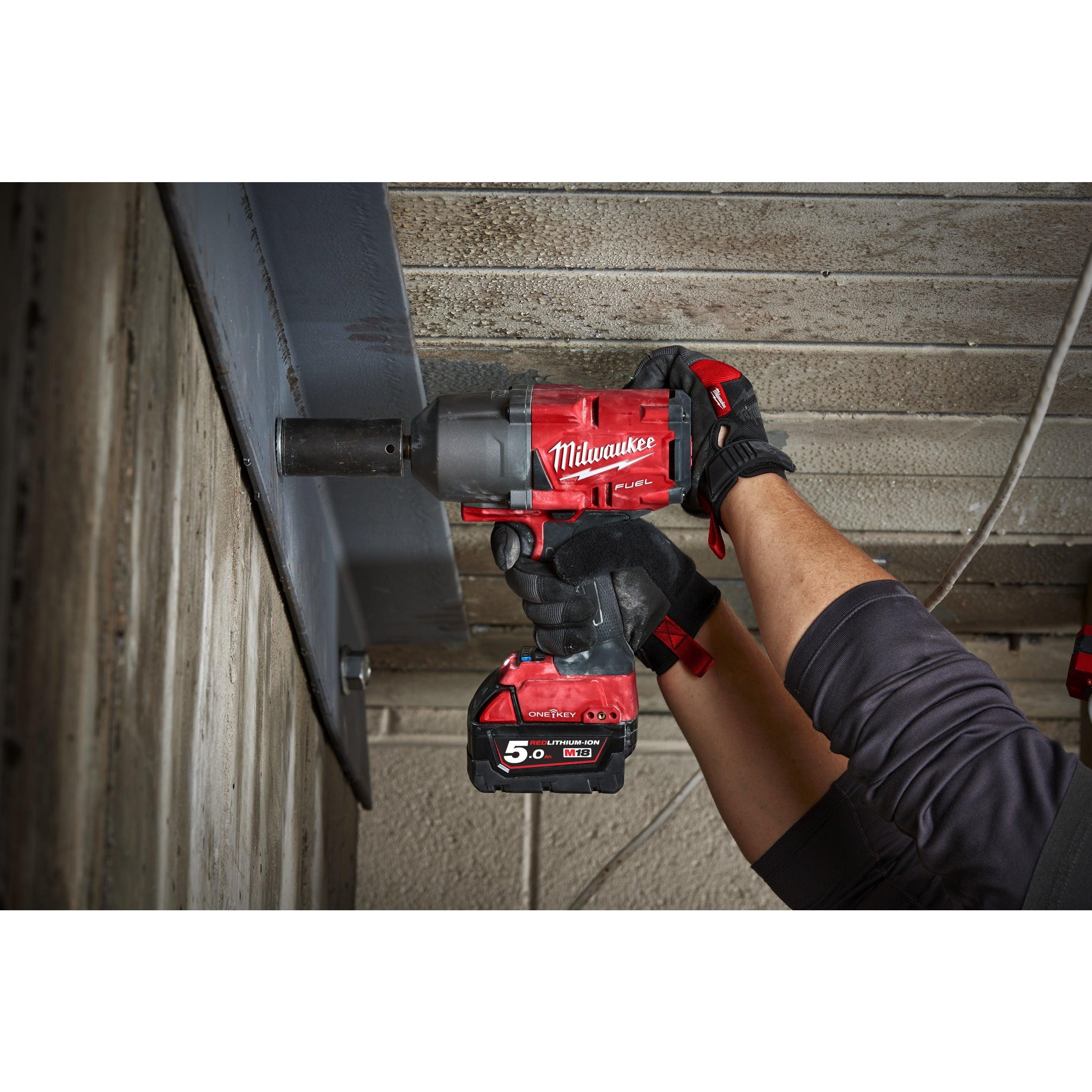Cheie de impact Milwaukee 1/2″ 1017Nm 18V M18ONEFHIWP12-502X, ONE-KEY™ M18 FUEL™, cuplu ridicat și pin de blocare, 2 x M18 B5 acumulator, M12-18 FC încărcător, cutie HD, cod 4933459725 - BIG STORE (Dynamic Tools SRL)