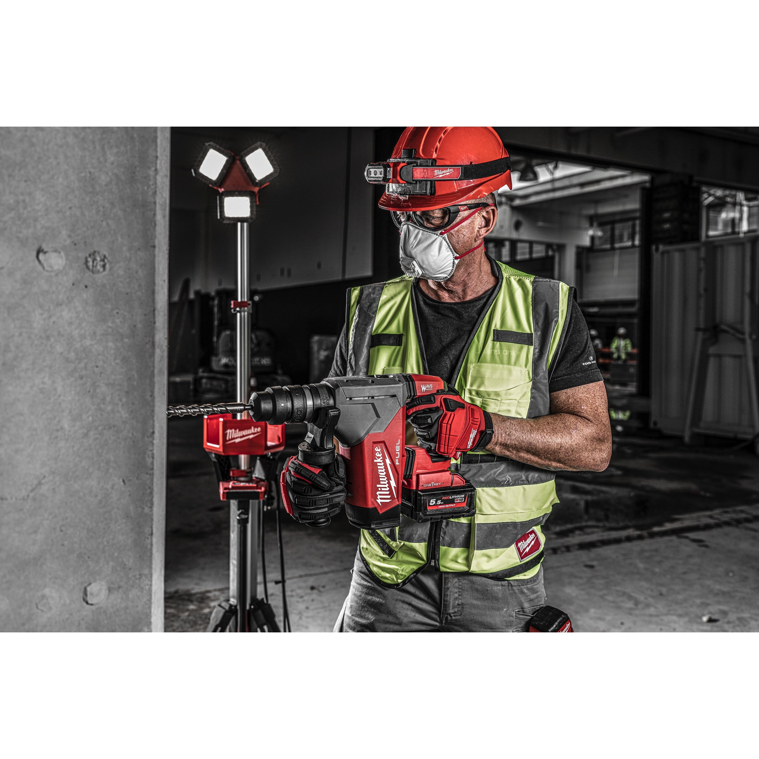 Ciocan rotopercutor SDS-Plus 32 mm cu 4 funcții M18 FUEL™ cu ONE-KEY™ și mandrină FIXTEC™ Milwaukee M18ONEFHPX-552X, cod 4933478496, 2 x M18 HB5,5 acumulator, M12-18 FC încărcător, cutie HD - BIG STORE (Dynamic Tools SRL)