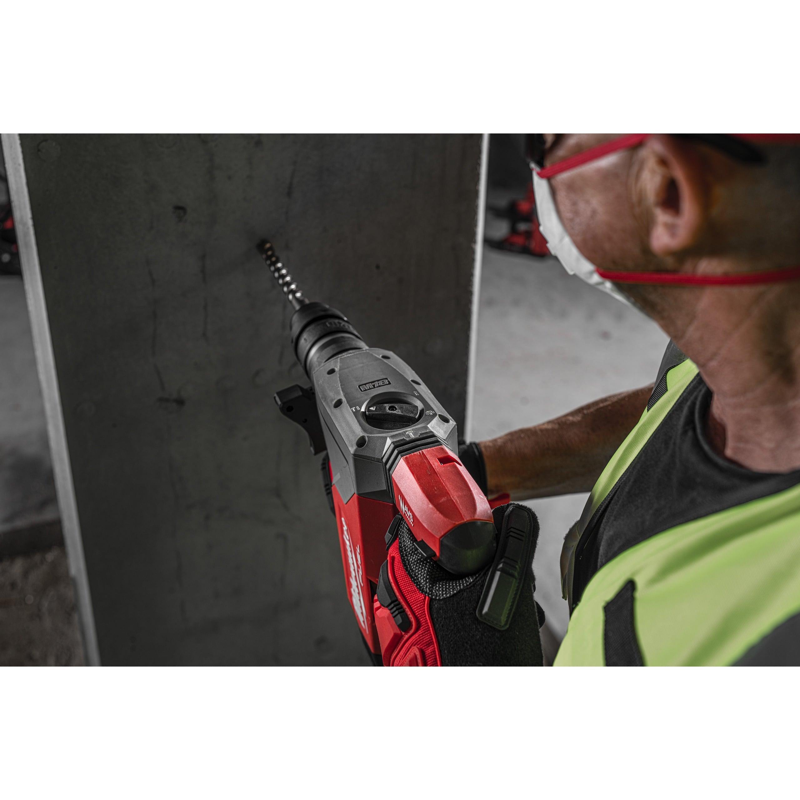 Ciocan rotopercutor SDS-Plus 32 mm cu 4 funcții M18 FUEL™ cu ONE-KEY™ și mandrină FIXTEC™ Milwaukee M18ONEFHPX-552X, cod 4933478496, 2 x M18 HB5,5 acumulator, M12-18 FC încărcător, cutie HD - BIG STORE (Dynamic Tools SRL)