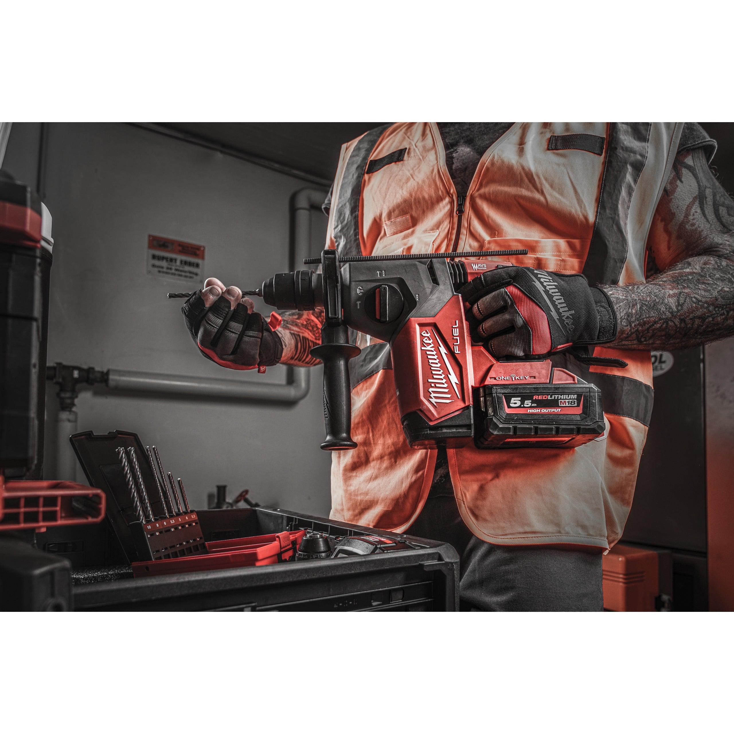 Ciocan rotopercutor SDS-Plus 26 mm cu 4 funcții și mandrină FIXTEC™ ONE-KEY™ M18 FUEL™ Milwaukee M18ONEFHX-552X, cod 4933478504, 2 x M18 HB5,5 acumulator, M12-18 FC încărcător, cutie HD - BIG STORE (Dynamic Tools SRL)
