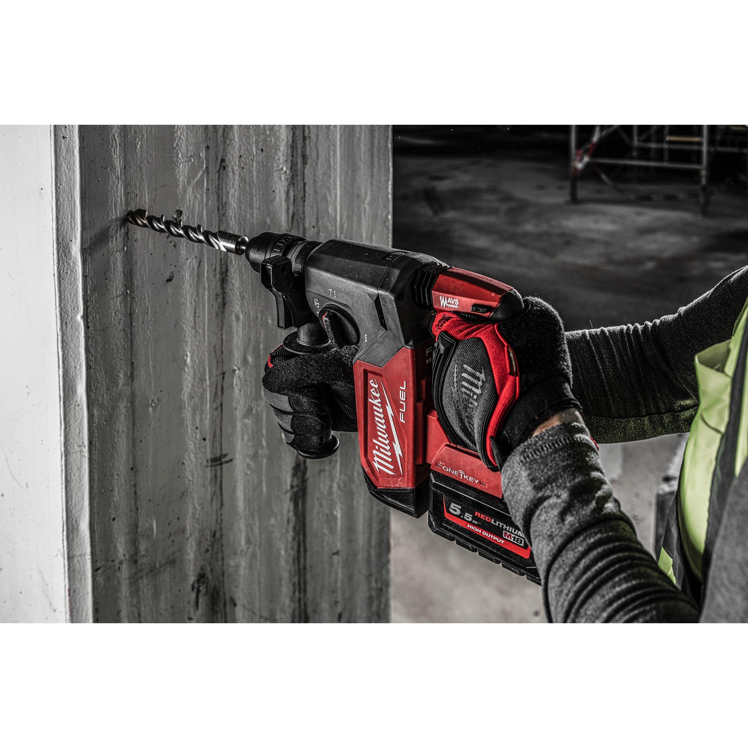 Ciocan rotopercutor SDS-Plus 26 mm cu 4 funcții și mandrină FIXTEC™ ONE-KEY™ M18 FUEL™ Milwaukee M18ONEFHX-552X, cod 4933478504, 2 x M18 HB5,5 acumulator, M12-18 FC încărcător, cutie HD - BIG STORE (Dynamic Tools SRL)
