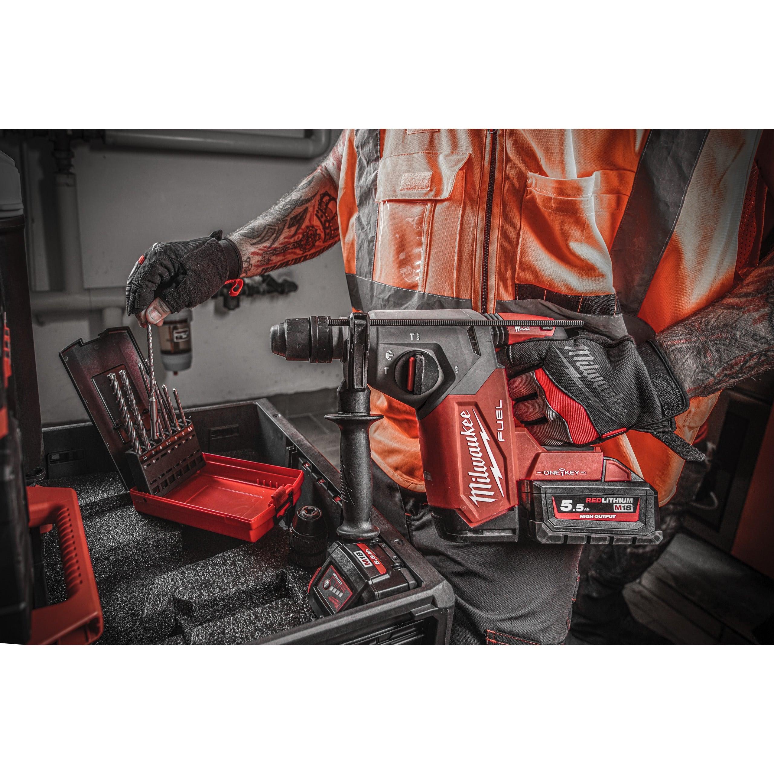 Ciocan rotopercutor SDS-Plus 26 mm cu 4 funcții și mandrină FIXTEC™ ONE-KEY™ M18 FUEL™ Milwaukee M18ONEFHX-552X, cod 4933478504, 2 x M18 HB5,5 acumulator, M12-18 FC încărcător, cutie HD - BIG STORE (Dynamic Tools SRL)