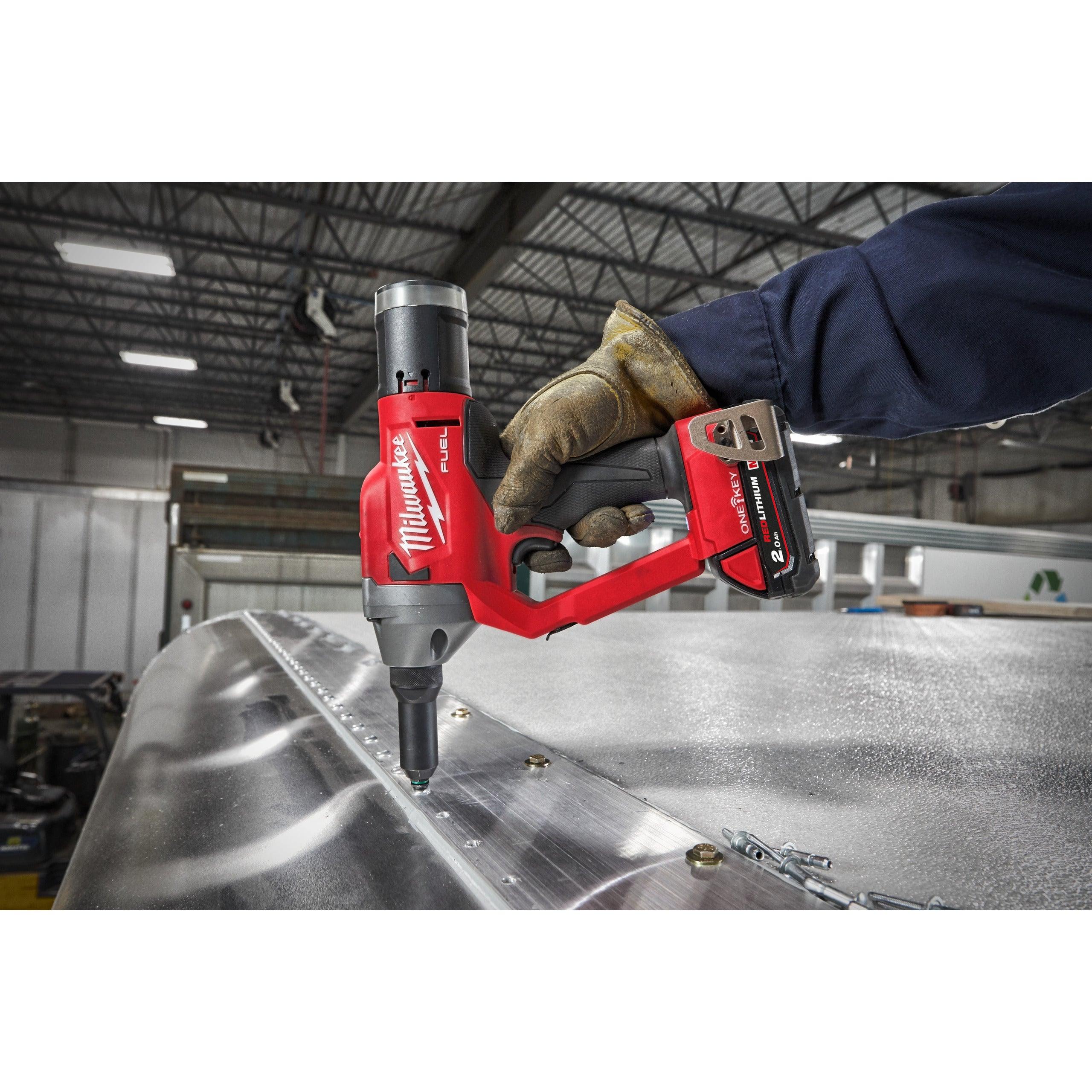 Pistol pentru nituit M18 FUEL™ ONE-KEY™ Milwaukee M18ONEFPRT-202X, cod 4933478602, 2 x M18 B2 acumulator, M12-18 FC încărcător, cutie HD - BIG STORE (Dynamic Tools SRL)