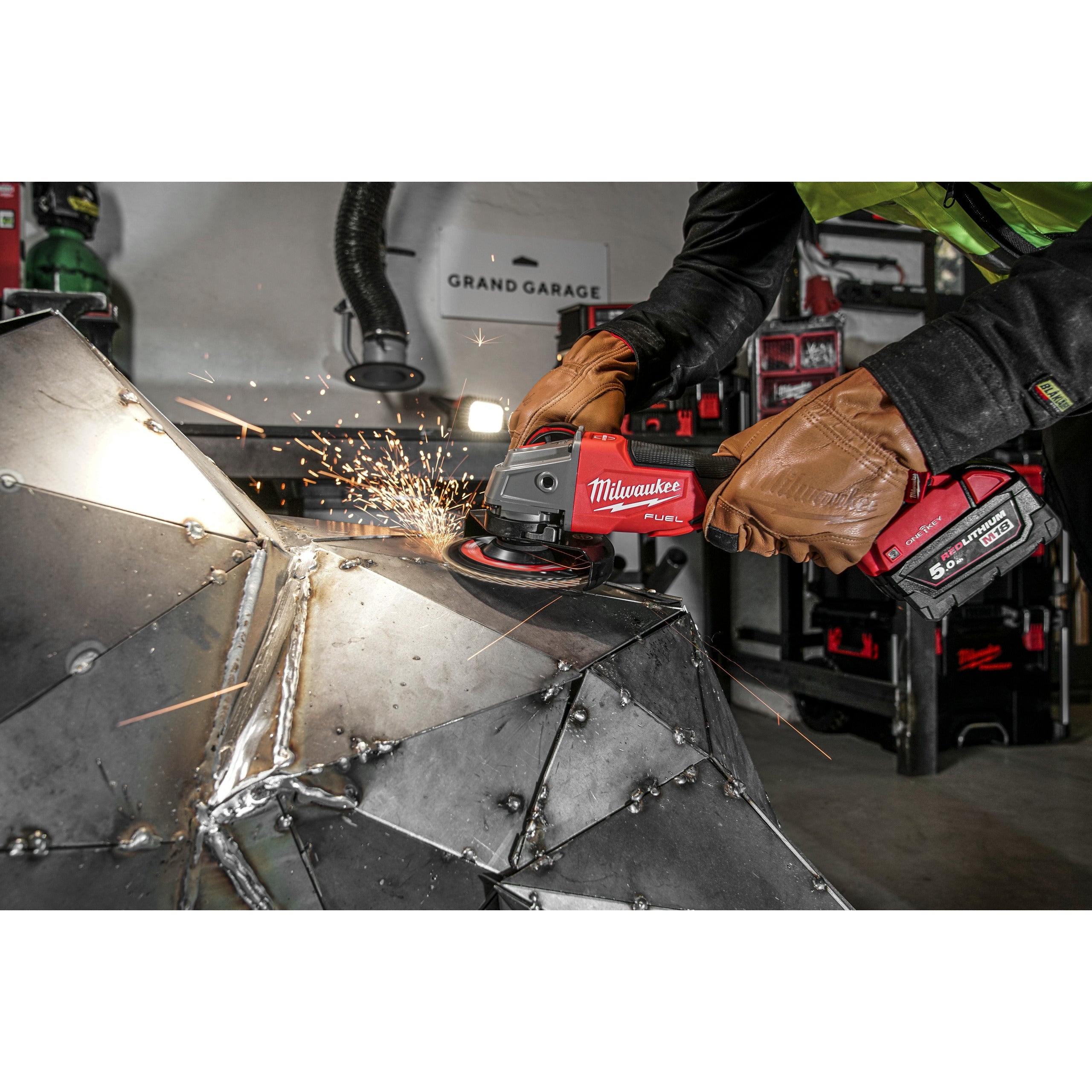Polizor unghiular 125 mm cu frânare și comutator tip clapetă M18 FUEL™ ONE-KEY™ Milwaukee M18ONEFSAG125XPDB-502X, cod 4933478435, 2 x M18 B5 acumulator, M12-18 FC încărcător, cutie HD - BIG STORE (Dynamic Tools SRL)