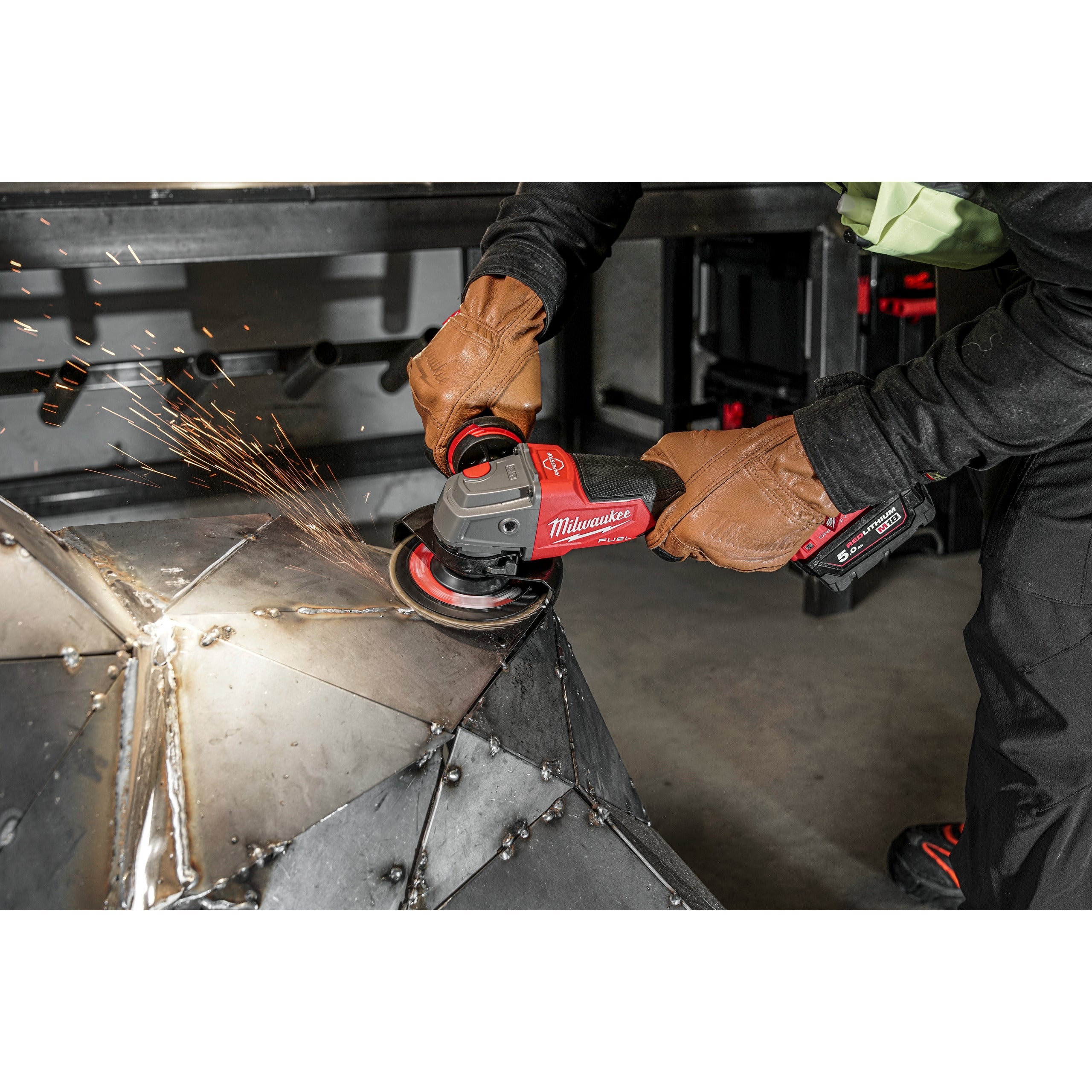 Polizor unghiular 125 mm cu frânare și comutator tip clapetă M18 FUEL™ ONE-KEY™ Milwaukee M18ONEFSAG125XPDB-502X, cod 4933478435, 2 x M18 B5 acumulator, M12-18 FC încărcător, cutie HD - BIG STORE (Dynamic Tools SRL)