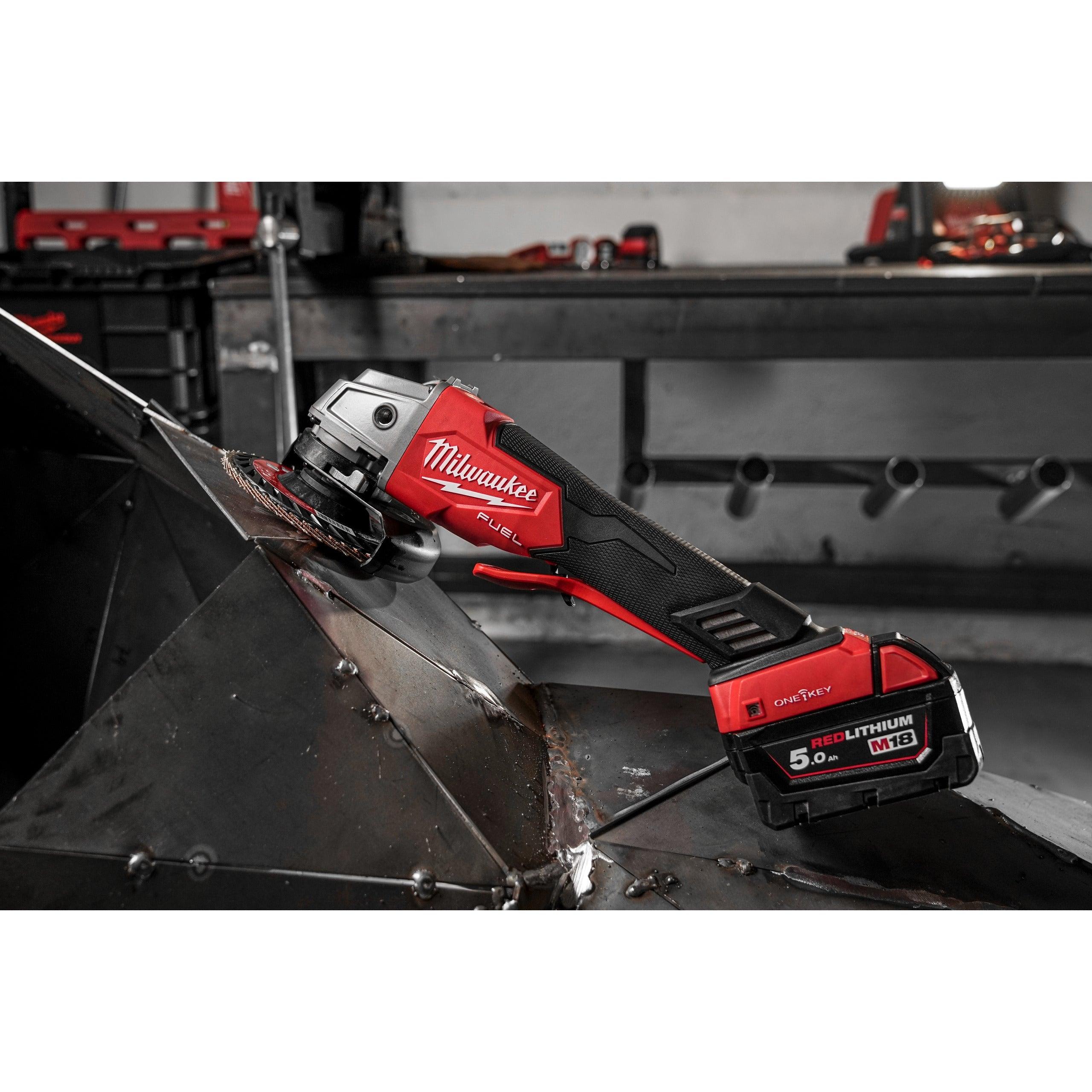 Polizor unghiular 125 mm cu frânare și comutator tip clapetă M18 FUEL™ ONE-KEY™ Milwaukee M18ONEFSAG125XPDB-502X, cod 4933478435, 2 x M18 B5 acumulator, M12-18 FC încărcător, cutie HD - BIG STORE (Dynamic Tools SRL)