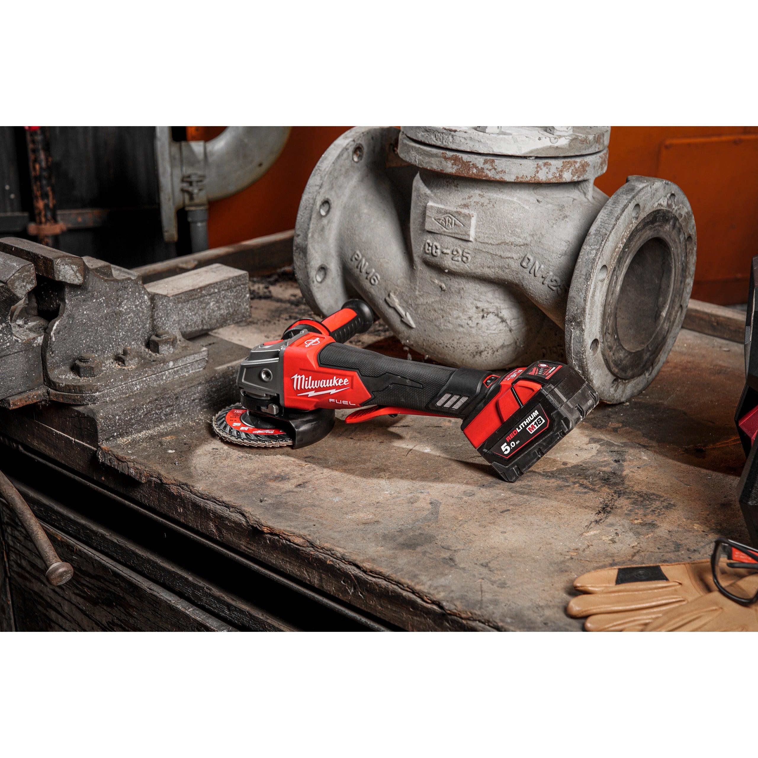 Polizor unghiular 125 mm cu frânare și comutator tip clapetă M18 FUEL™ ONE-KEY™ Milwaukee M18ONEFSAG125XPDB-502X, cod 4933478435, 2 x M18 B5 acumulator, M12-18 FC încărcător, cutie HD - BIG STORE (Dynamic Tools SRL)
