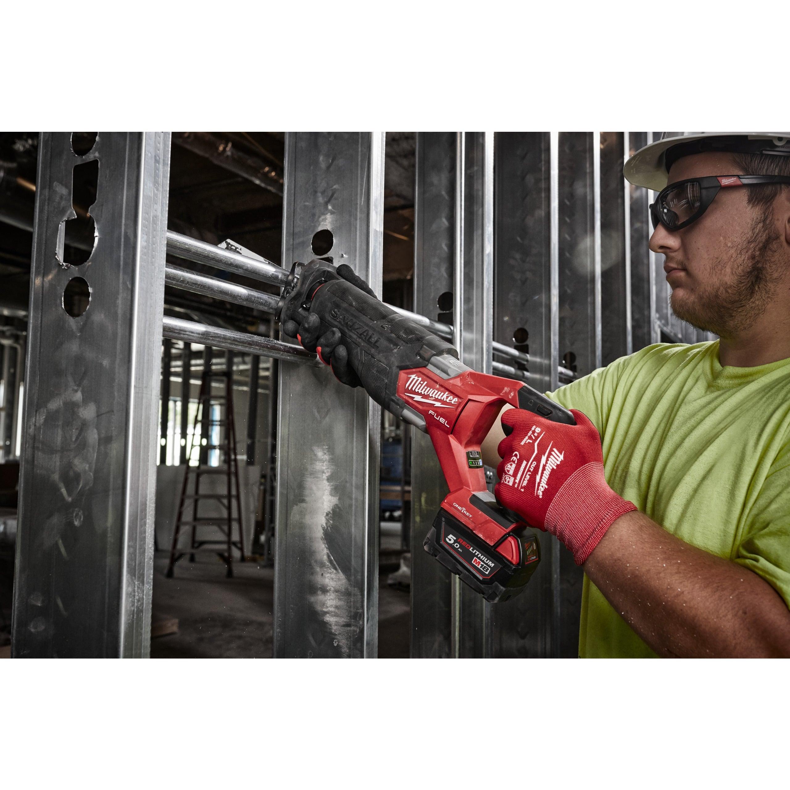 Fierăstrău sabie M18 FUEL™ ONE-KEY™ SAWZALL™ Milwaukee M18ONEFSZ-502X, cod 4933478294, 2 x M18 B5 acumulator, M12-18 FC încărcător, cutie HD - BIG STORE (Dynamic Tools SRL)