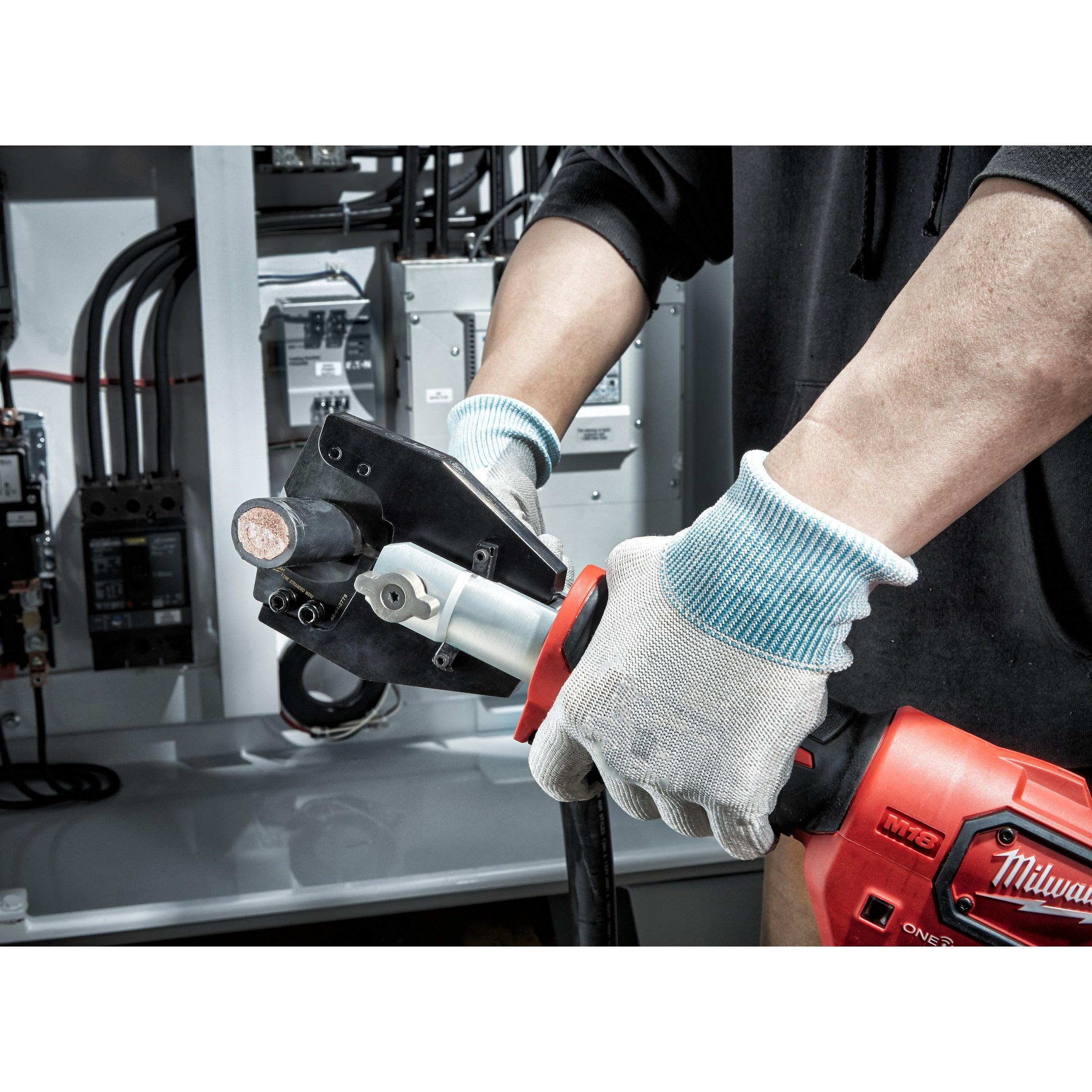 Dispozitiv hidraulic tăiere cablu 35 mm M18™ FORCE LOGIC™ Milwaukee M18ONEHCC-201, cod 4933464309, 1 x M18 B2 acumulator, M12-18 C încărcător, cutie plastic - BIG STORE (Dynamic Tools SRL)