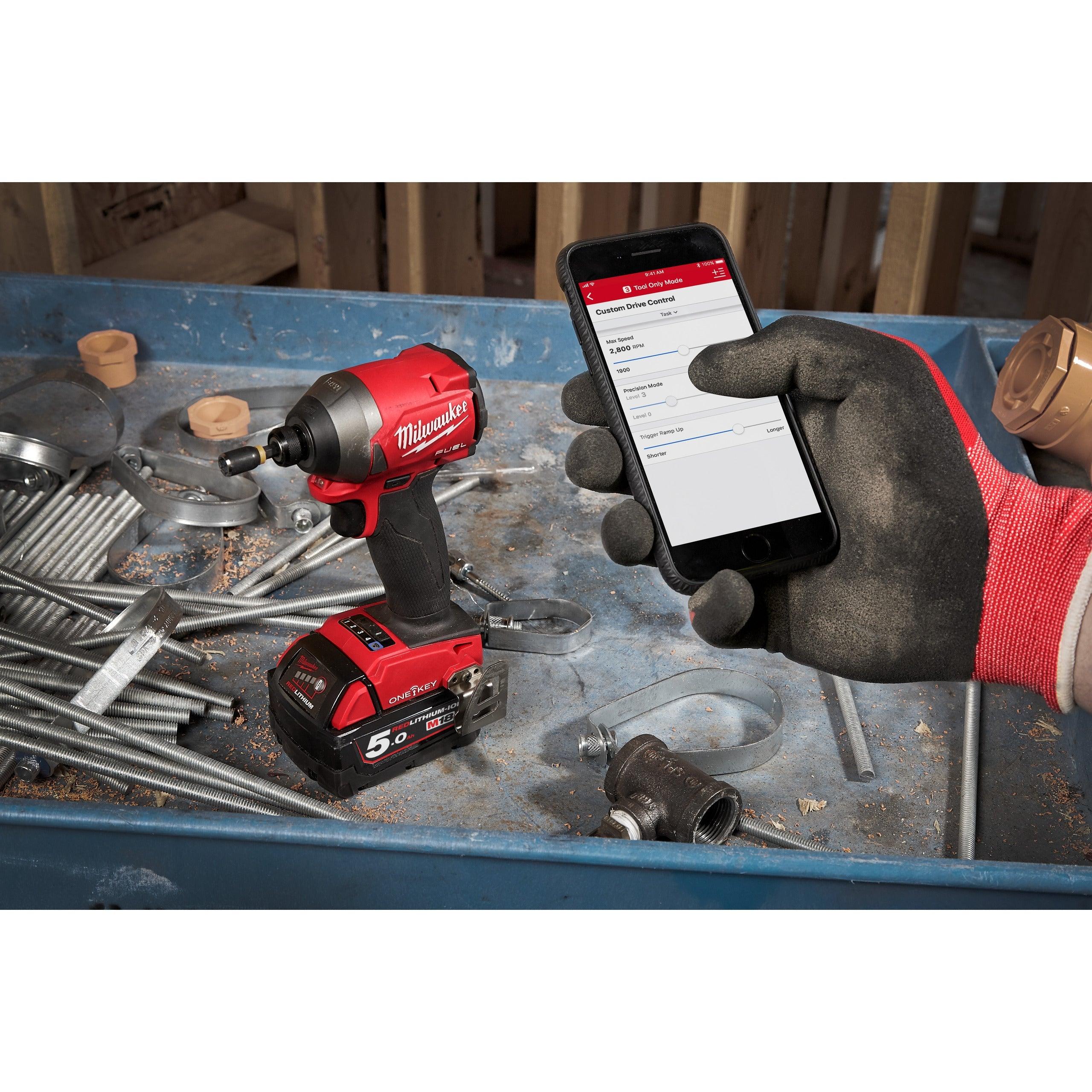 Mașină de înșurubat cu impact Milwaukee 1/4″ Hex 226Nm 18V M18ONEID2-502X, ONE-KEY™ M18 FUEL™, cod 4933464091, 2 x M18 B5 acumulator, M12-18 FC încărcător, cutie HD - BIG STORE (Dynamic Tools SRL)