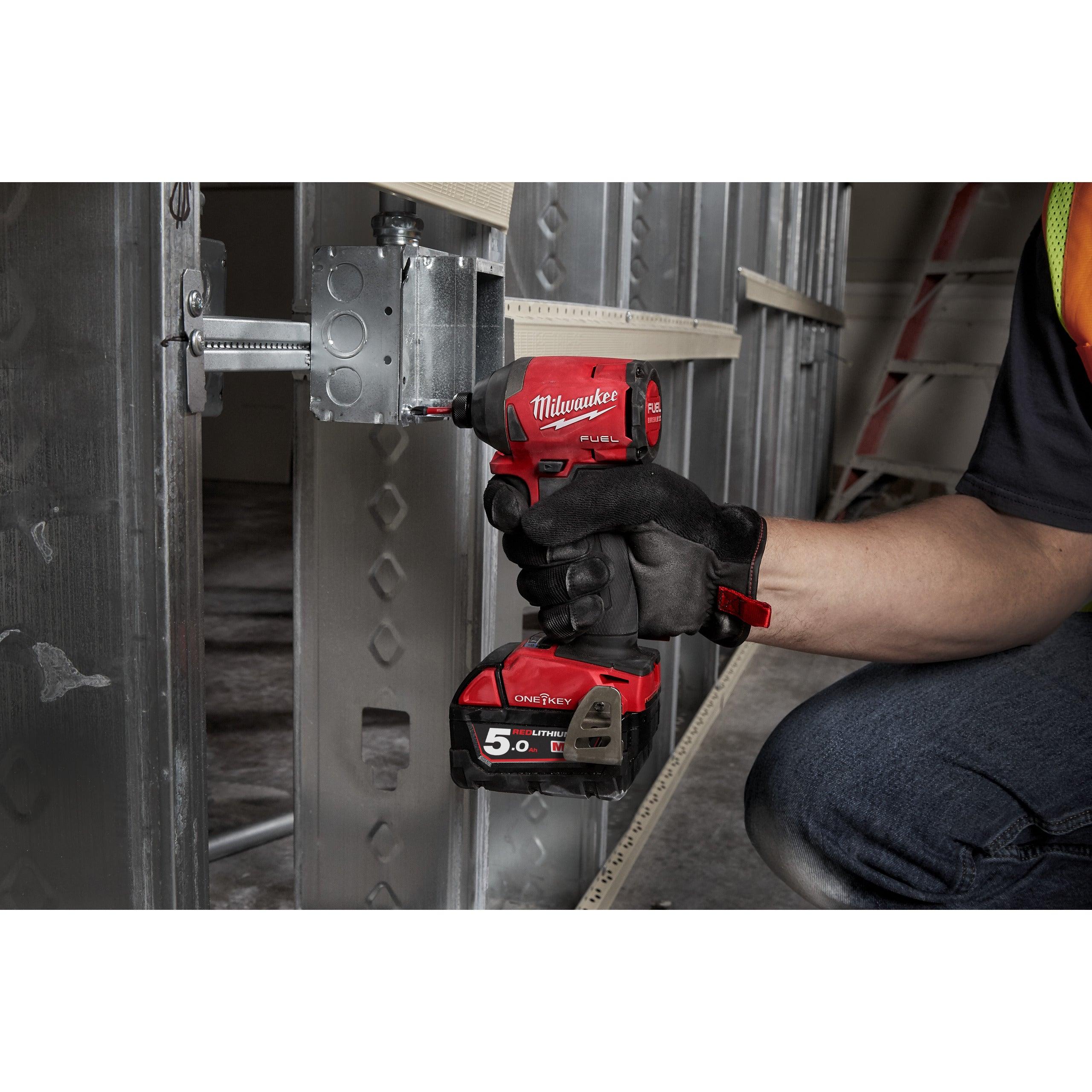 Mașină de înșurubat cu impact Milwaukee 1/4″ Hex 226Nm 18V M18ONEID2-502X, ONE-KEY™ M18 FUEL™, cod 4933464091, 2 x M18 B5 acumulator, M12-18 FC încărcător, cutie HD - BIG STORE (Dynamic Tools SRL)