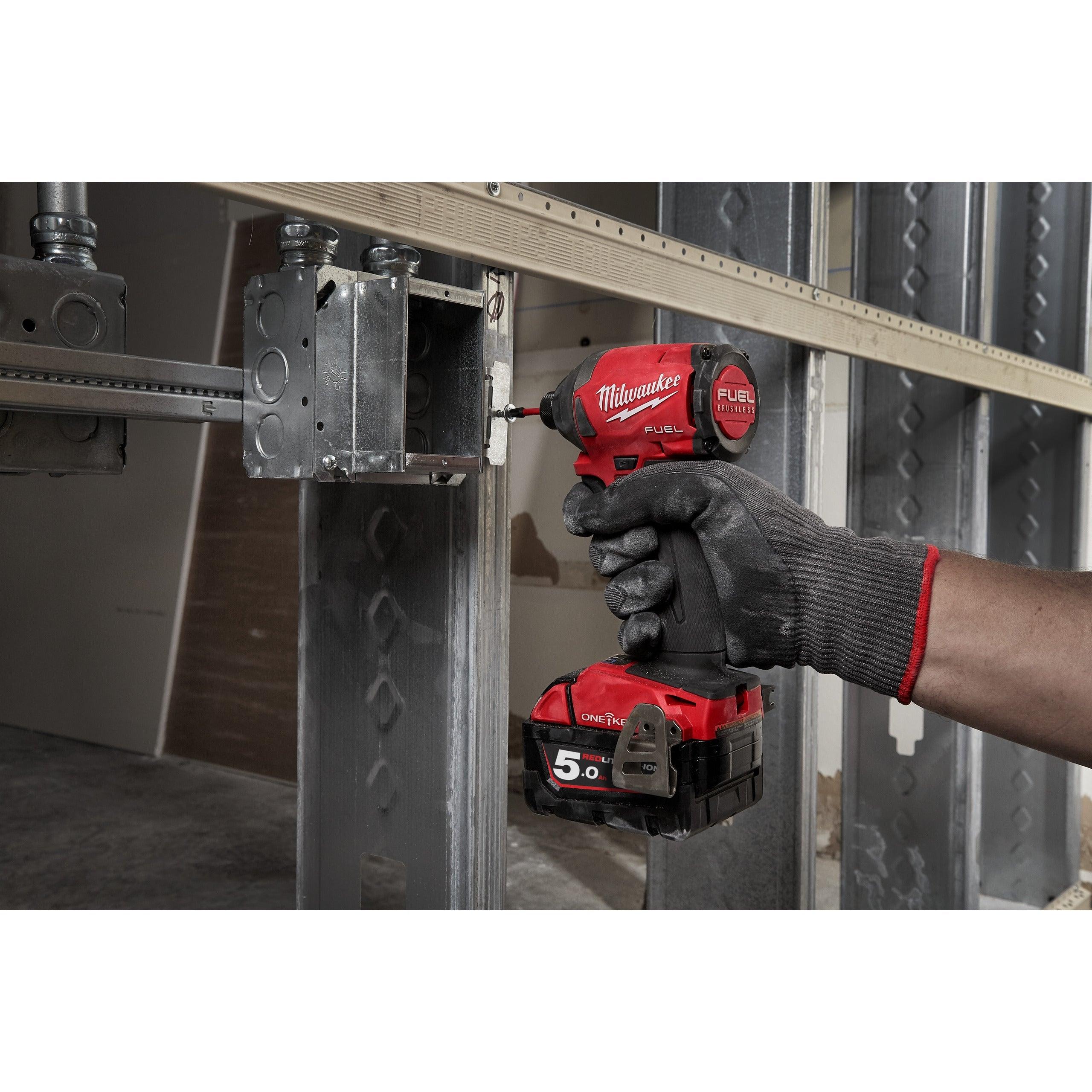 Mașină de înșurubat cu impact Milwaukee 1/4″ Hex 226Nm 18V M18ONEID2-502X, ONE-KEY™ M18 FUEL™, cod 4933464091, 2 x M18 B5 acumulator, M12-18 FC încărcător, cutie HD - BIG STORE (Dynamic Tools SRL)