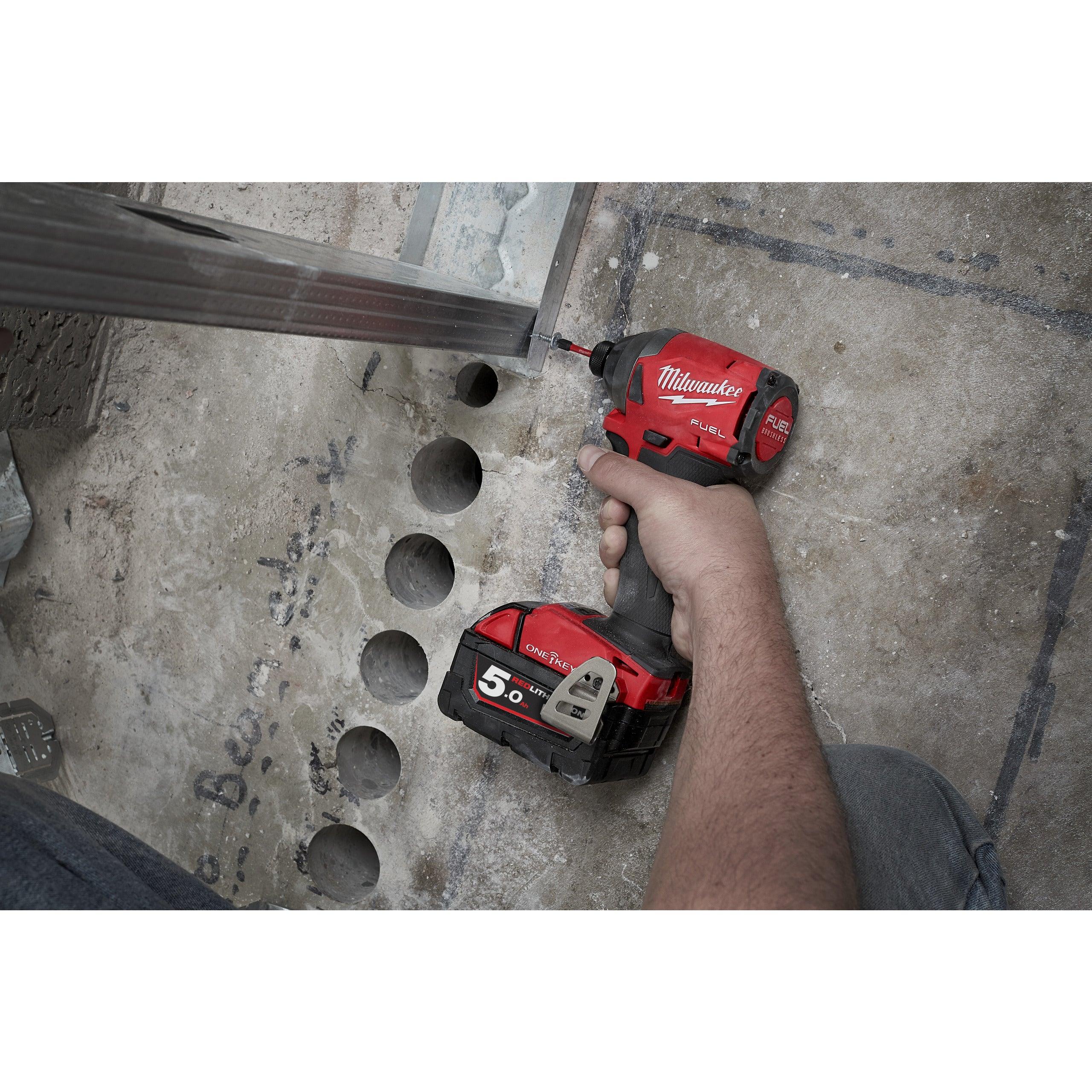 Mașină de înșurubat cu impact Milwaukee 1/4″ Hex 226Nm 18V M18ONEID2-502X, ONE-KEY™ M18 FUEL™, cod 4933464091, 2 x M18 B5 acumulator, M12-18 FC încărcător, cutie HD - BIG STORE (Dynamic Tools SRL)