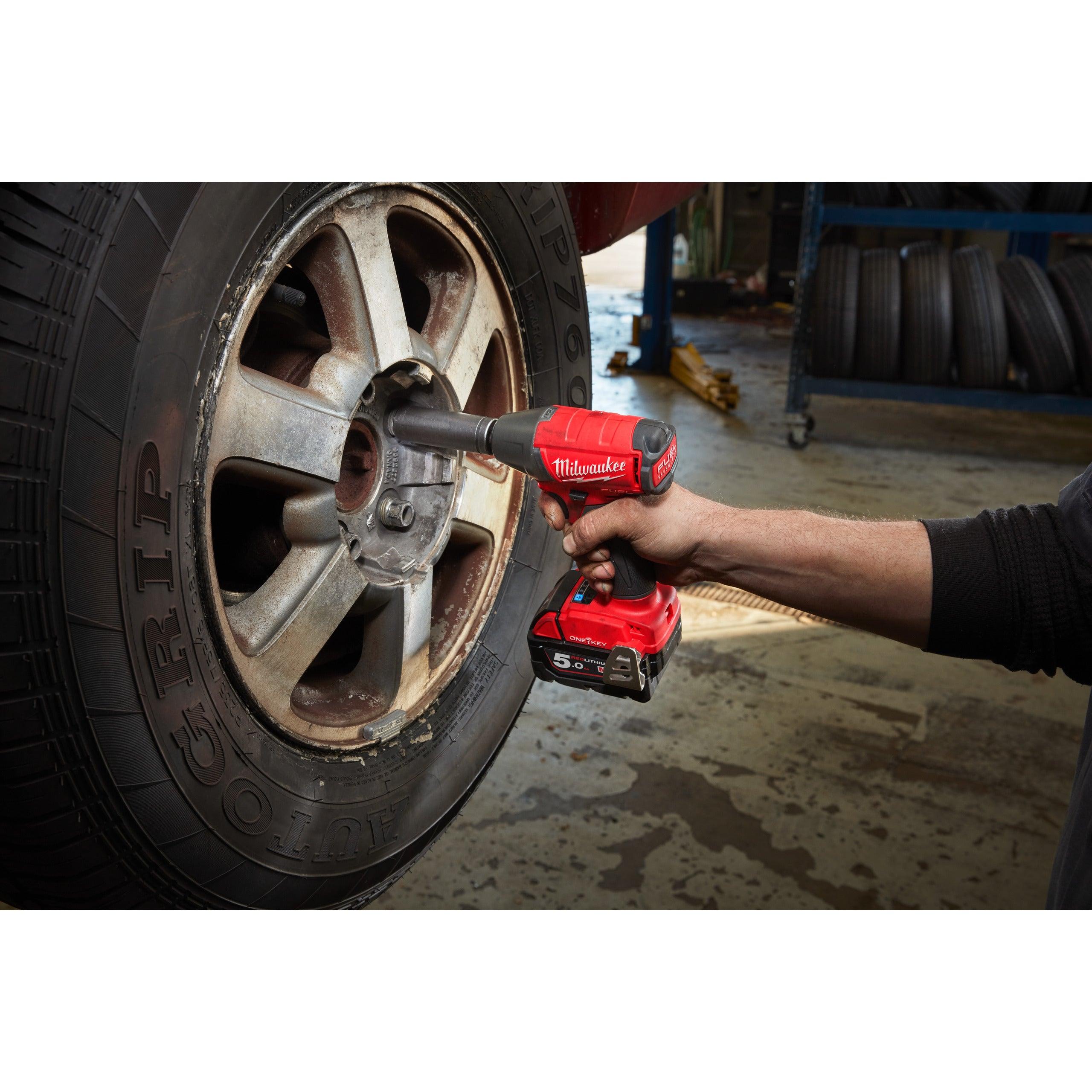 Cheie de impact Milwaukee 1/2″ 300Nm 18V M18ONEIWF12-502X, ONE-KEY™ M18 FUEL™ cu inel de fixare, cod 4933451374, 2 x M18 B5 acumulator, M12-18 FC încărcător, cutie HD - BIG STORE (Dynamic Tools SRL)