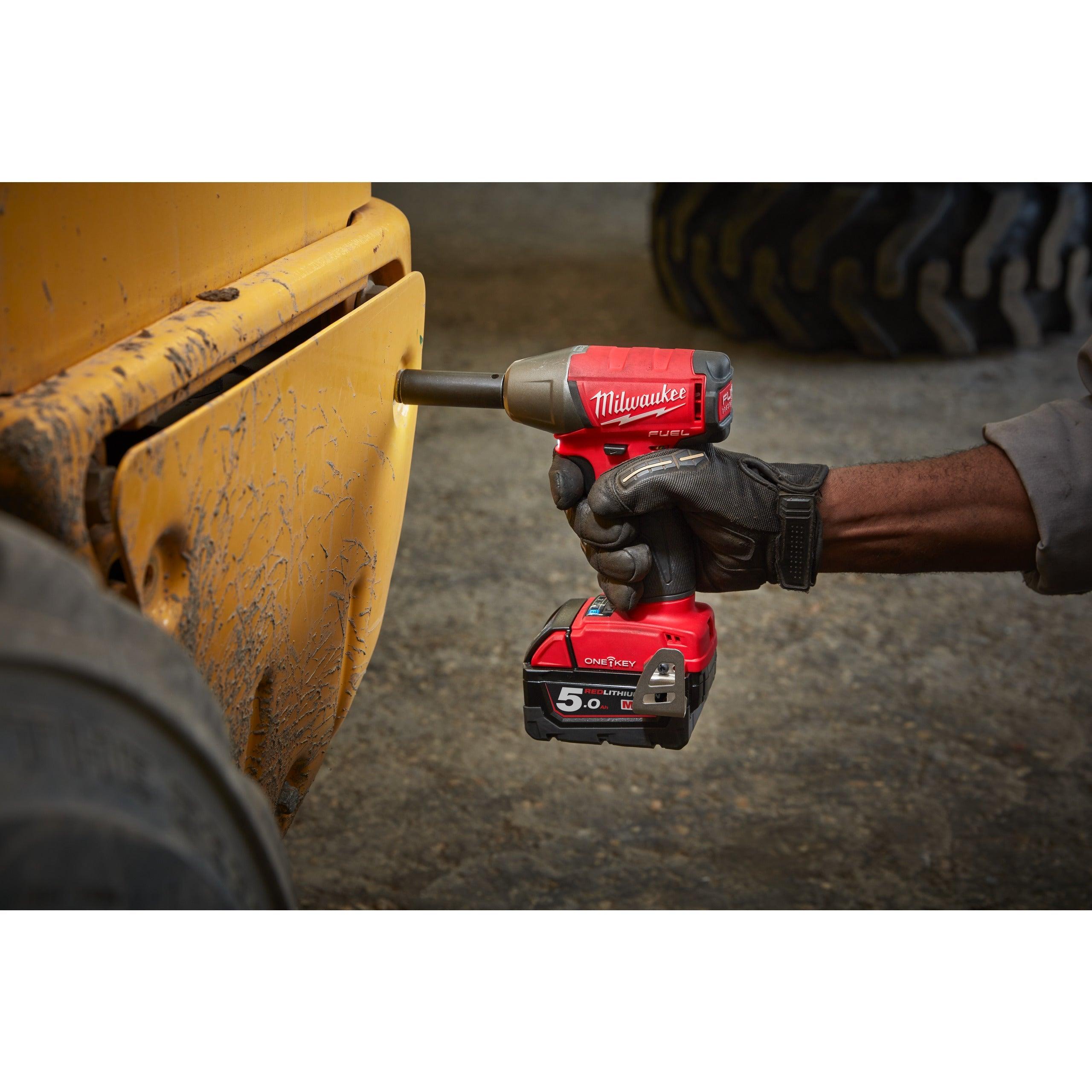 Cheie de impact Milwaukee 1/2″ 300Nm 18V M18ONEIWF12-502X, ONE-KEY™ M18 FUEL™ cu inel de fixare, cod 4933451374, 2 x M18 B5 acumulator, M12-18 FC încărcător, cutie HD - BIG STORE (Dynamic Tools SRL)
