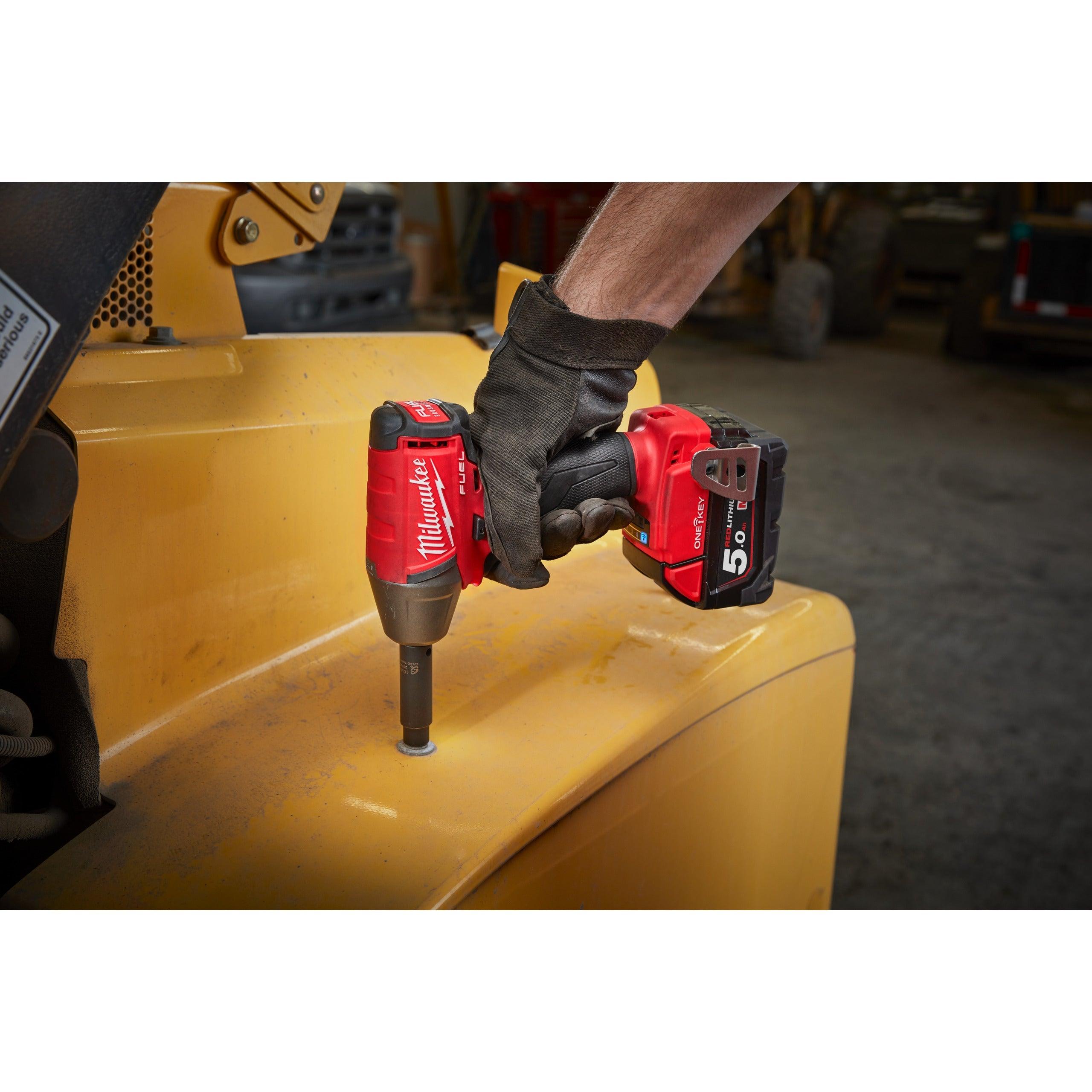 Cheie de impact Milwaukee 1/2″ 300Nm 18V M18ONEIWF12-502X, ONE-KEY™ M18 FUEL™ cu inel de fixare, cod 4933451374, 2 x M18 B5 acumulator, M12-18 FC încărcător, cutie HD - BIG STORE (Dynamic Tools SRL)