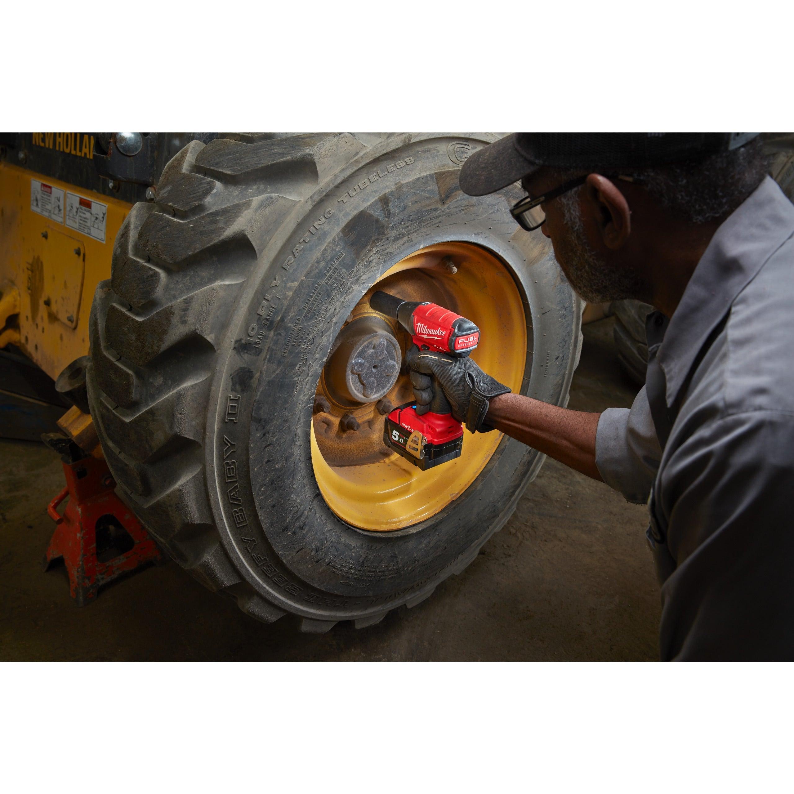 Cheie de impact Milwaukee 1/2″ 300Nm 18V M18ONEIWF12-502X, ONE-KEY™ M18 FUEL™ cu inel de fixare, cod 4933451374, 2 x M18 B5 acumulator, M12-18 FC încărcător, cutie HD - BIG STORE (Dynamic Tools SRL)
