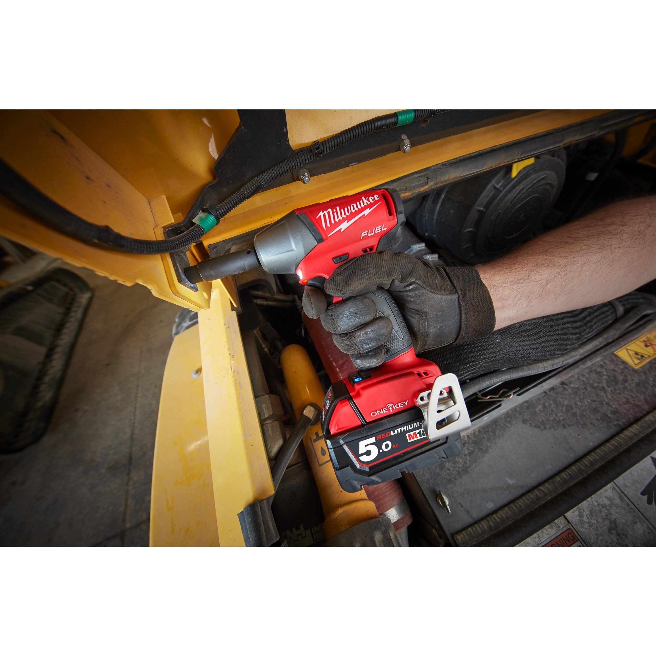 Cheie de impact Milwaukee 1/2″ 300Nm 18V M18ONEIWF12-502X, ONE-KEY™ M18 FUEL™ cu inel de fixare, cod 4933451374, 2 x M18 B5 acumulator, M12-18 FC încărcător, cutie HD - BIG STORE (Dynamic Tools SRL)