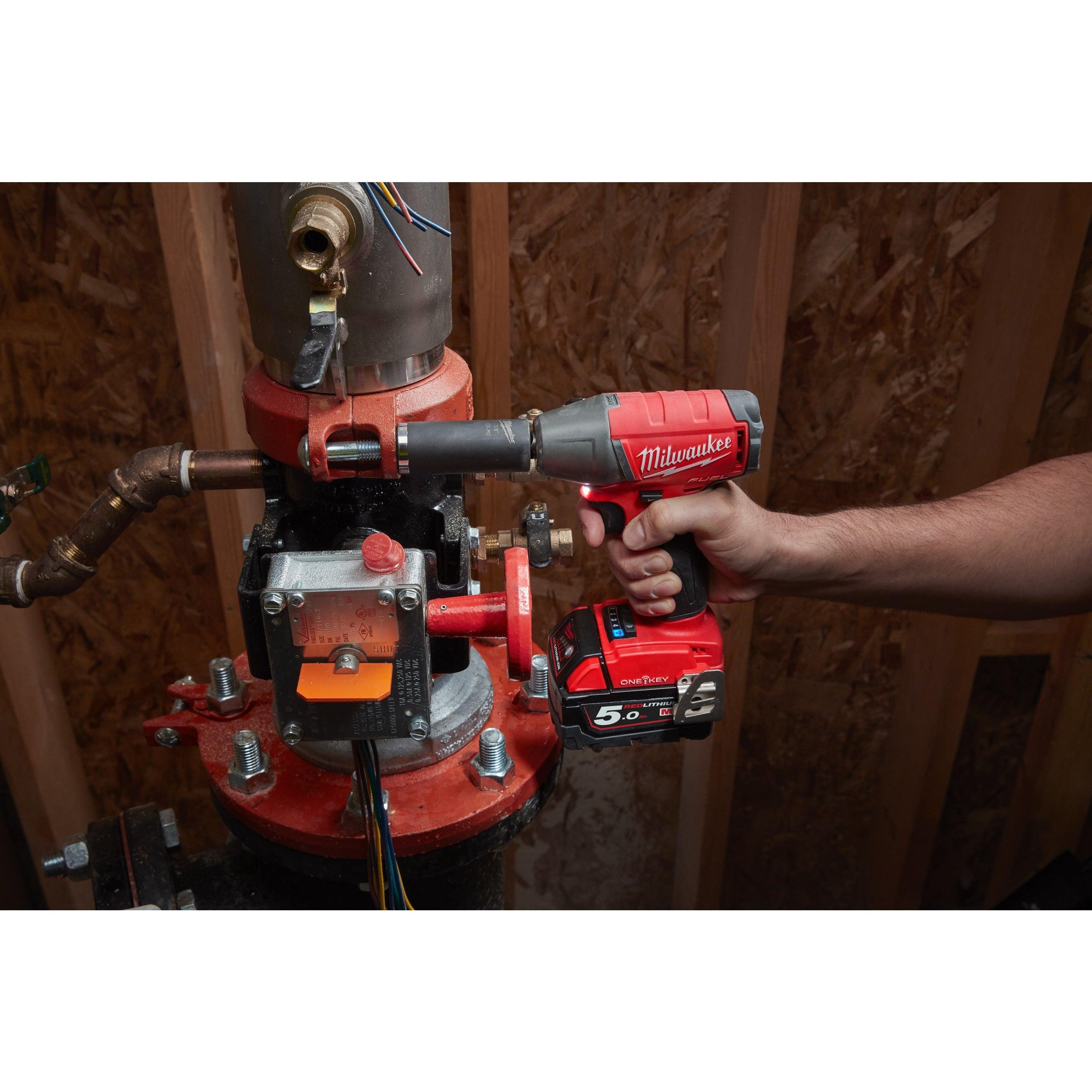 Cheie de impact Milwaukee 1/2″ 300Nm 18V M18ONEIWF12-502X, ONE-KEY™ M18 FUEL™ cu inel de fixare, cod 4933451374, 2 x M18 B5 acumulator, M12-18 FC încărcător, cutie HD - BIG STORE (Dynamic Tools SRL)