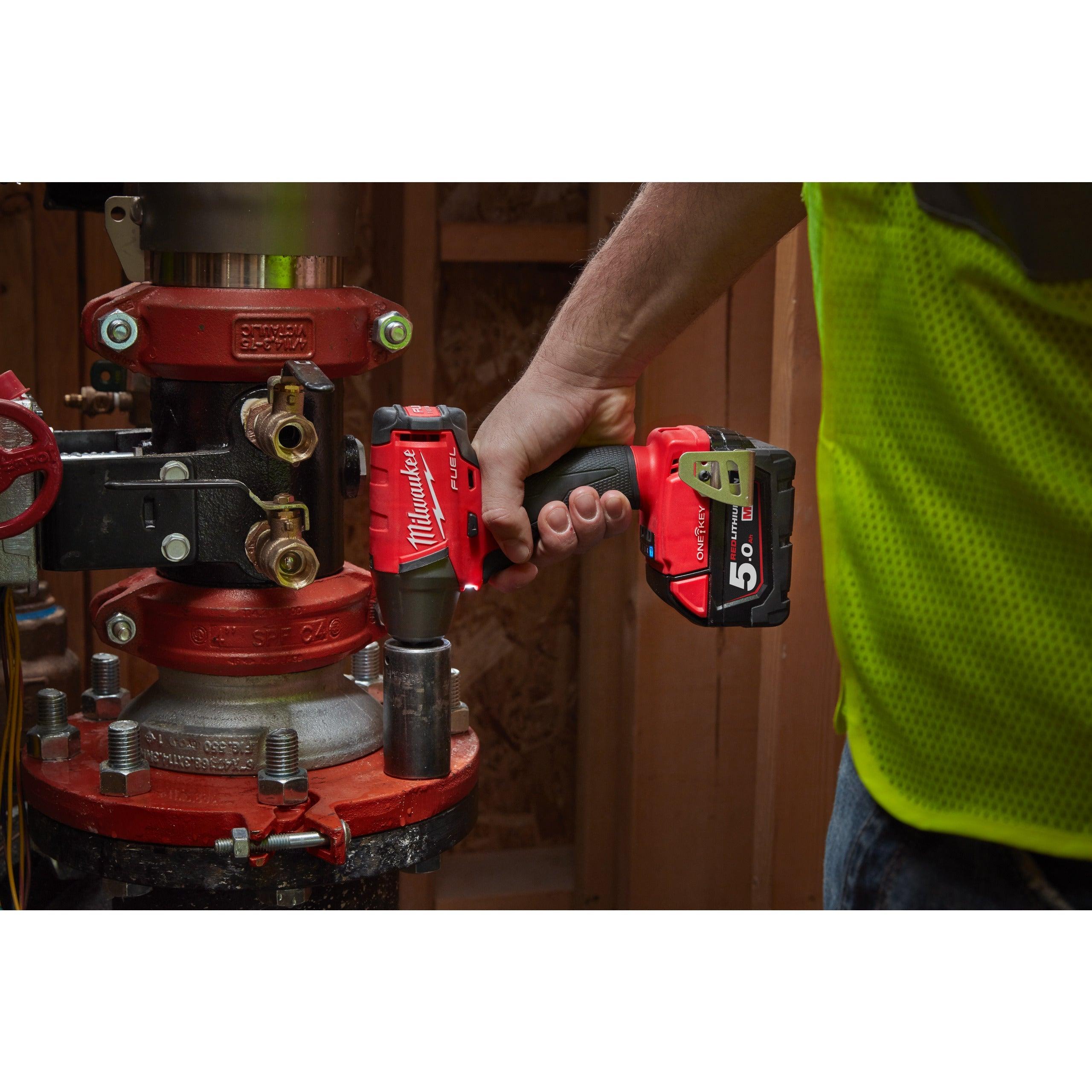Cheie de impact Milwaukee 1/2″ 300Nm 18V M18ONEIWF12-502X, ONE-KEY™ M18 FUEL™ cu inel de fixare, cod 4933451374, 2 x M18 B5 acumulator, M12-18 FC încărcător, cutie HD - BIG STORE (Dynamic Tools SRL)