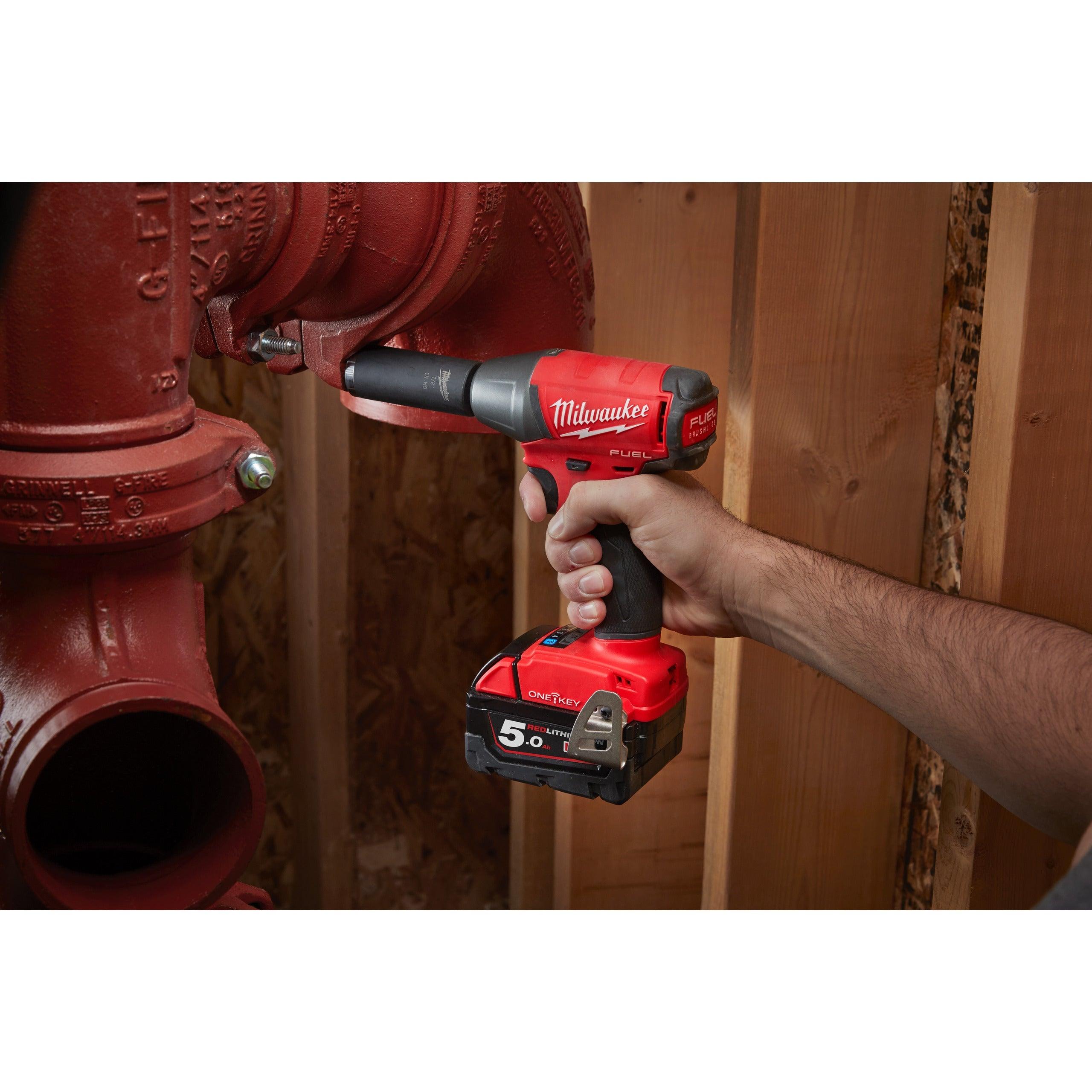 Cheie de impact Milwaukee 1/2″ 300Nm 18V M18ONEIWF12-502X, ONE-KEY™ M18 FUEL™ cu inel de fixare, cod 4933451374, 2 x M18 B5 acumulator, M12-18 FC încărcător, cutie HD - BIG STORE (Dynamic Tools SRL)