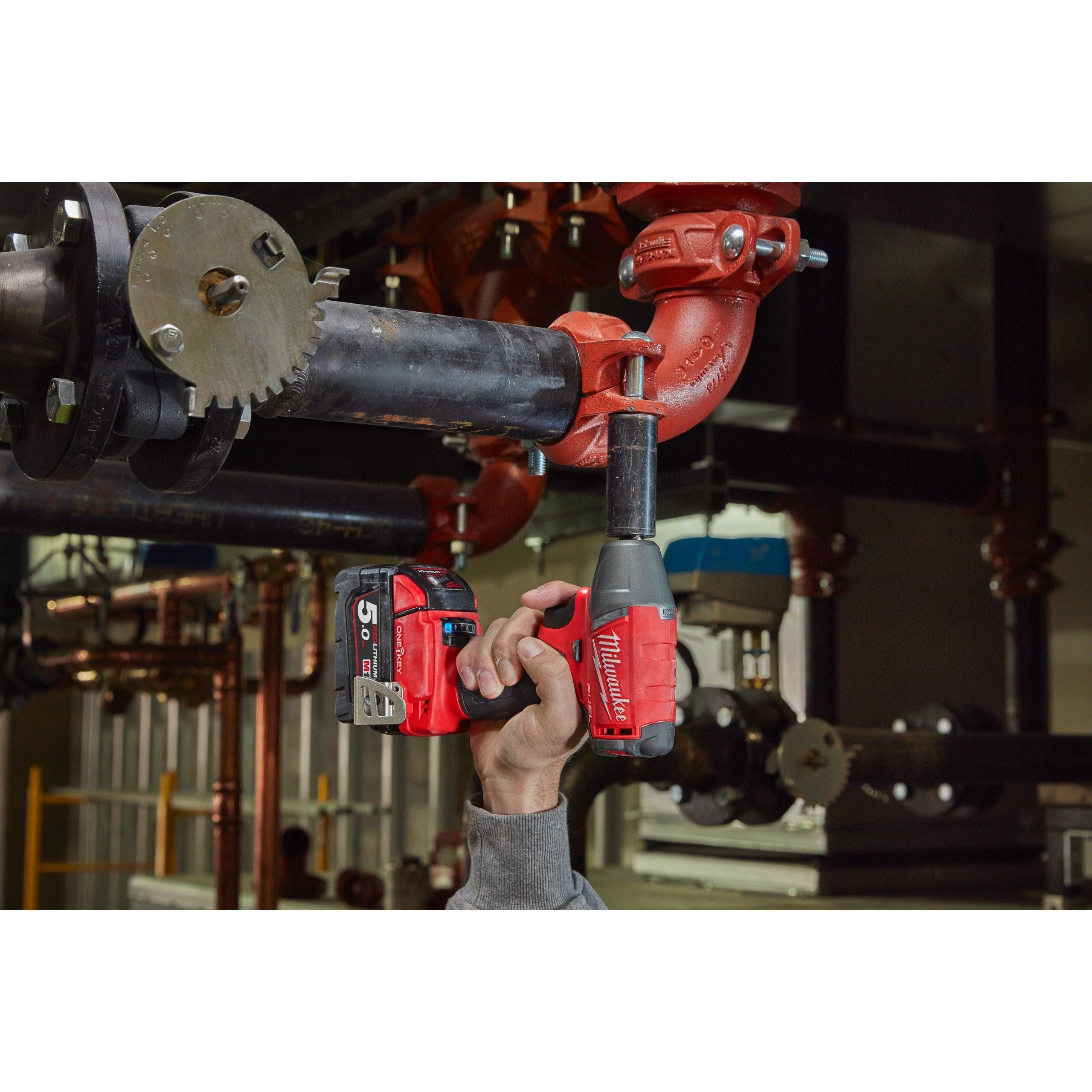 Cheie de impact Milwaukee 1/2″ 300Nm 18V M18ONEIWF12-502X, ONE-KEY™ M18 FUEL™ cu inel de fixare, cod 4933451374, 2 x M18 B5 acumulator, M12-18 FC încărcător, cutie HD - BIG STORE (Dynamic Tools SRL)