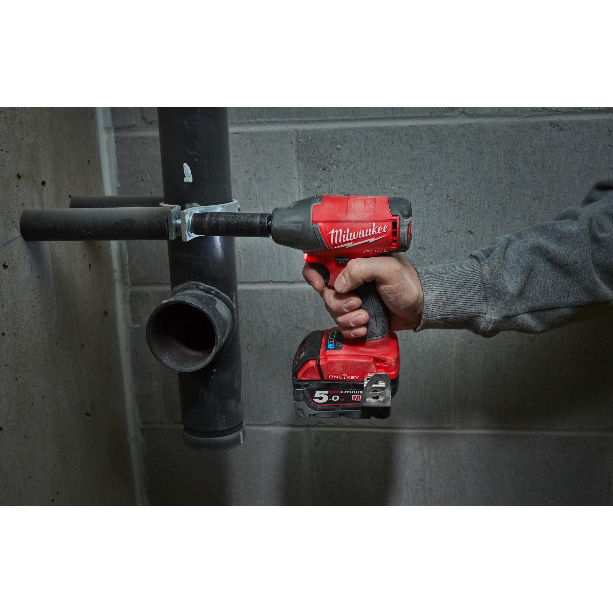 Cheie de impact Milwaukee 1/2″ 300Nm 18V M18ONEIWF12-502X, ONE-KEY™ M18 FUEL™ cu inel de fixare, cod 4933451374, 2 x M18 B5 acumulator, M12-18 FC încărcător, cutie HD - BIG STORE (Dynamic Tools SRL)