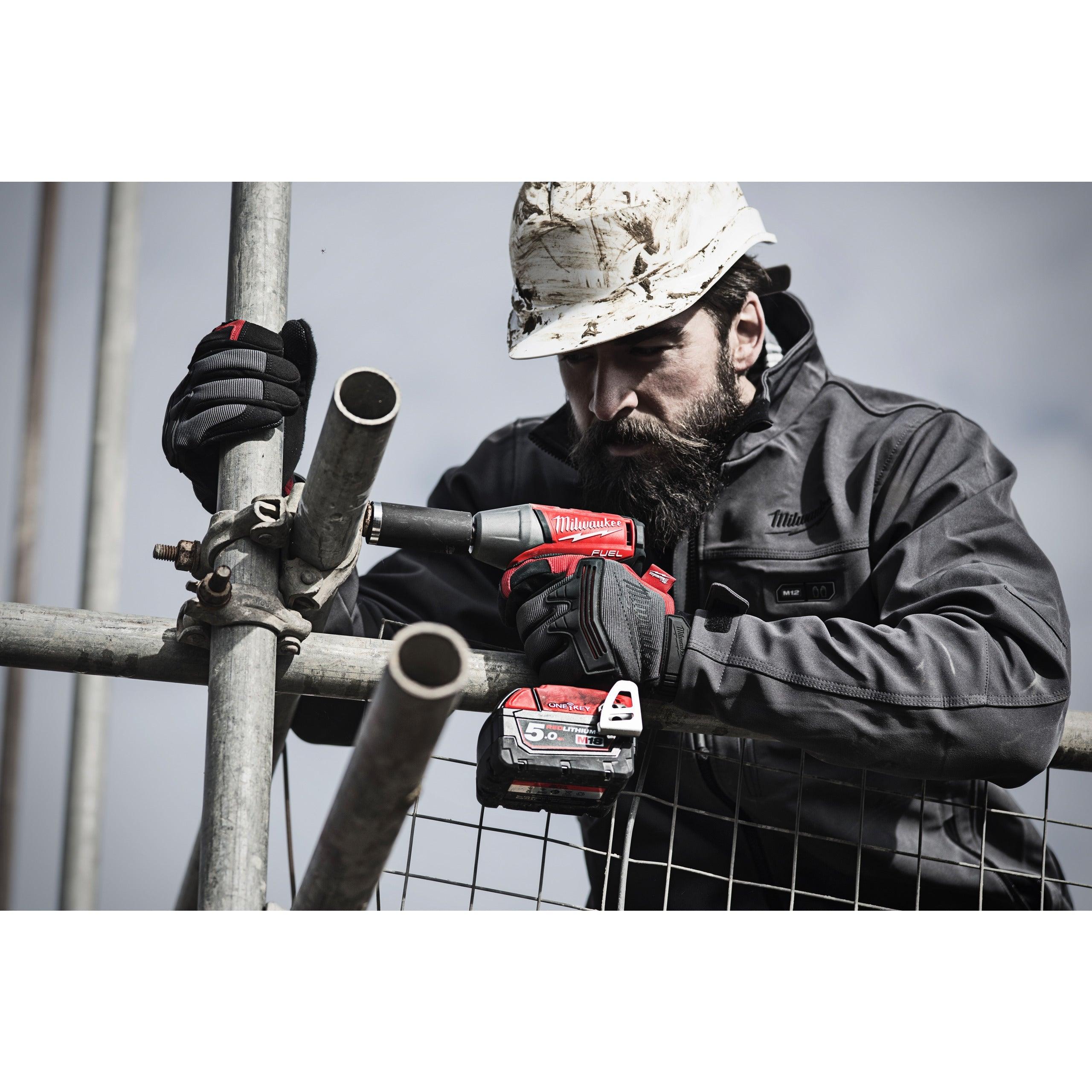 Cheie de impact Milwaukee 1/2″ 300Nm 18V M18ONEIWF12-502X, ONE-KEY™ M18 FUEL™ cu inel de fixare, cod 4933451374, 2 x M18 B5 acumulator, M12-18 FC încărcător, cutie HD - BIG STORE (Dynamic Tools SRL)