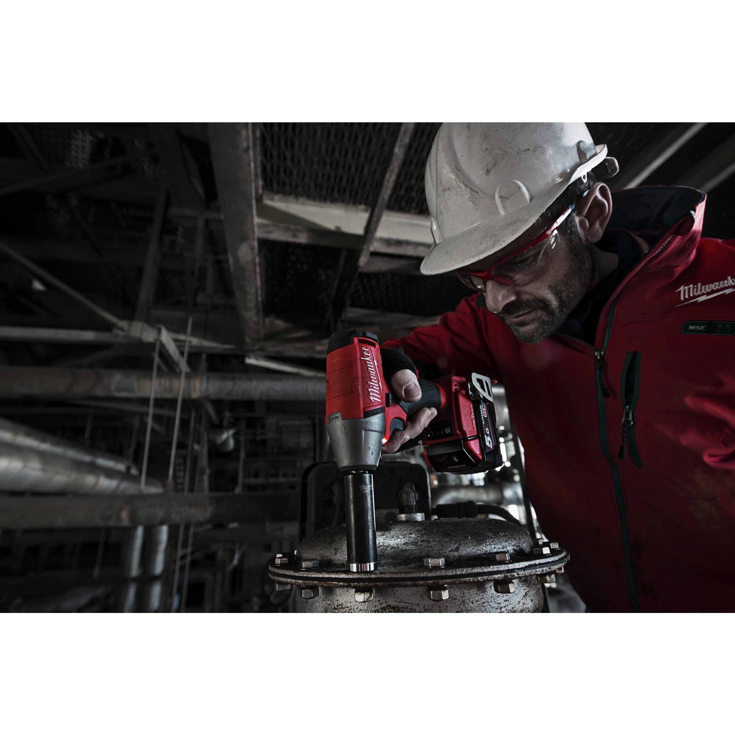 Cheie de impact Milwaukee 1/2″ 300Nm 18V M18ONEIWF12-502X, ONE-KEY™ M18 FUEL™ cu inel de fixare, cod 4933451374, 2 x M18 B5 acumulator, M12-18 FC încărcător, cutie HD - BIG STORE (Dynamic Tools SRL)