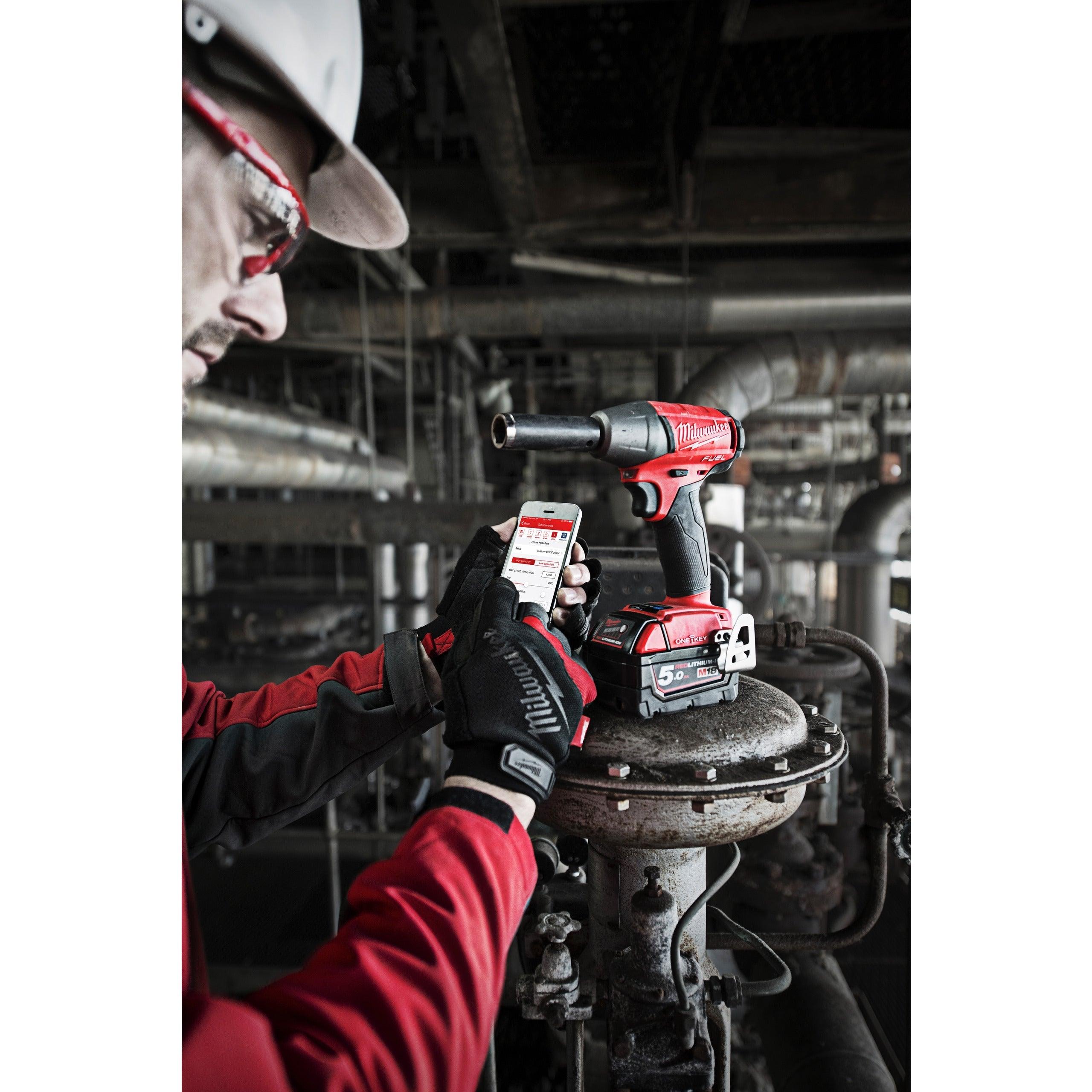 Cheie de impact Milwaukee 1/2″ 300Nm 18V M18ONEIWF12-502X, ONE-KEY™ M18 FUEL™ cu inel de fixare, cod 4933451374, 2 x M18 B5 acumulator, M12-18 FC încărcător, cutie HD - BIG STORE (Dynamic Tools SRL)
