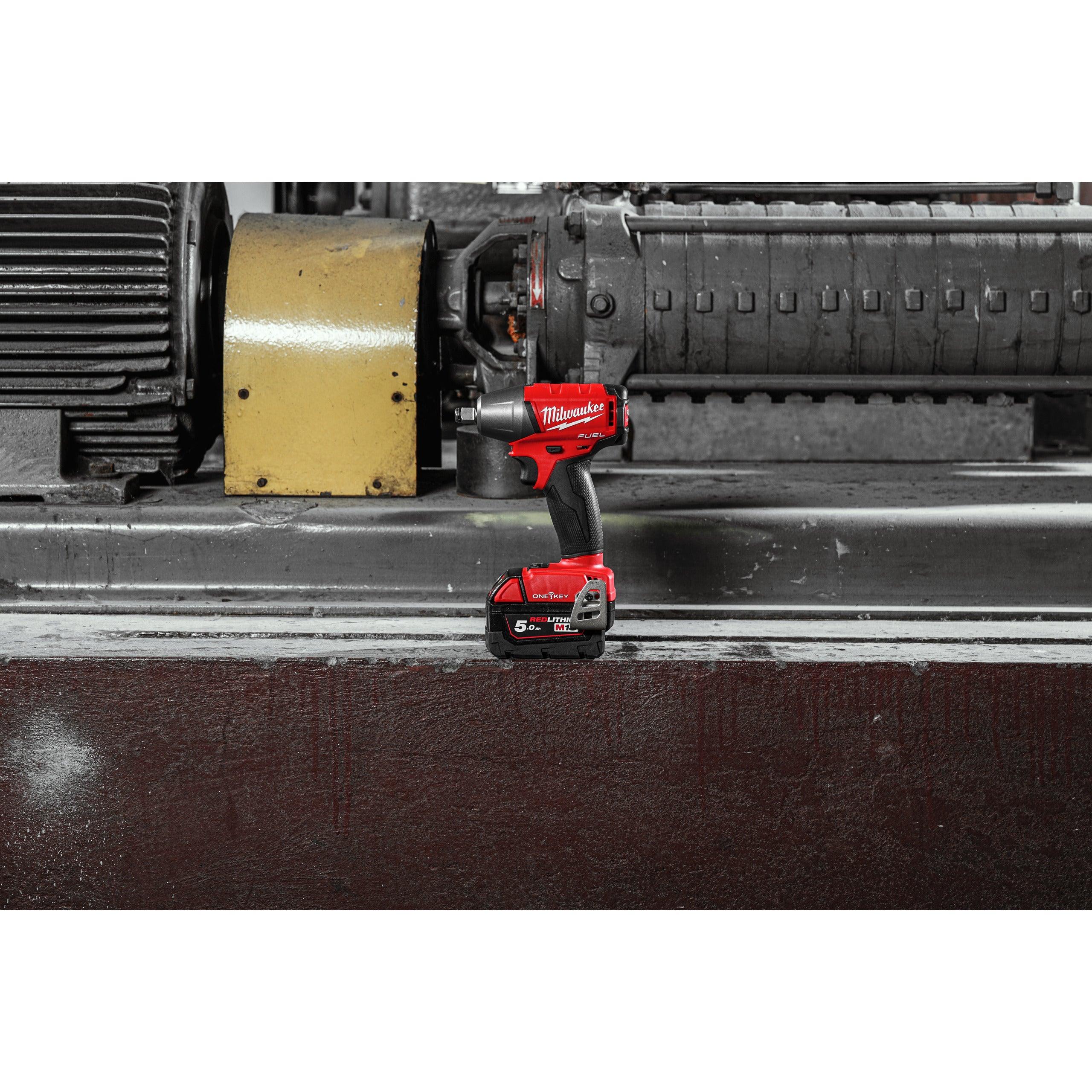 Cheie de impact Milwaukee 1/2″ 300Nm 18V M18ONEIWF12-502X, ONE-KEY™ M18 FUEL™ cu inel de fixare, cod 4933451374, 2 x M18 B5 acumulator, M12-18 FC încărcător, cutie HD - BIG STORE (Dynamic Tools SRL)