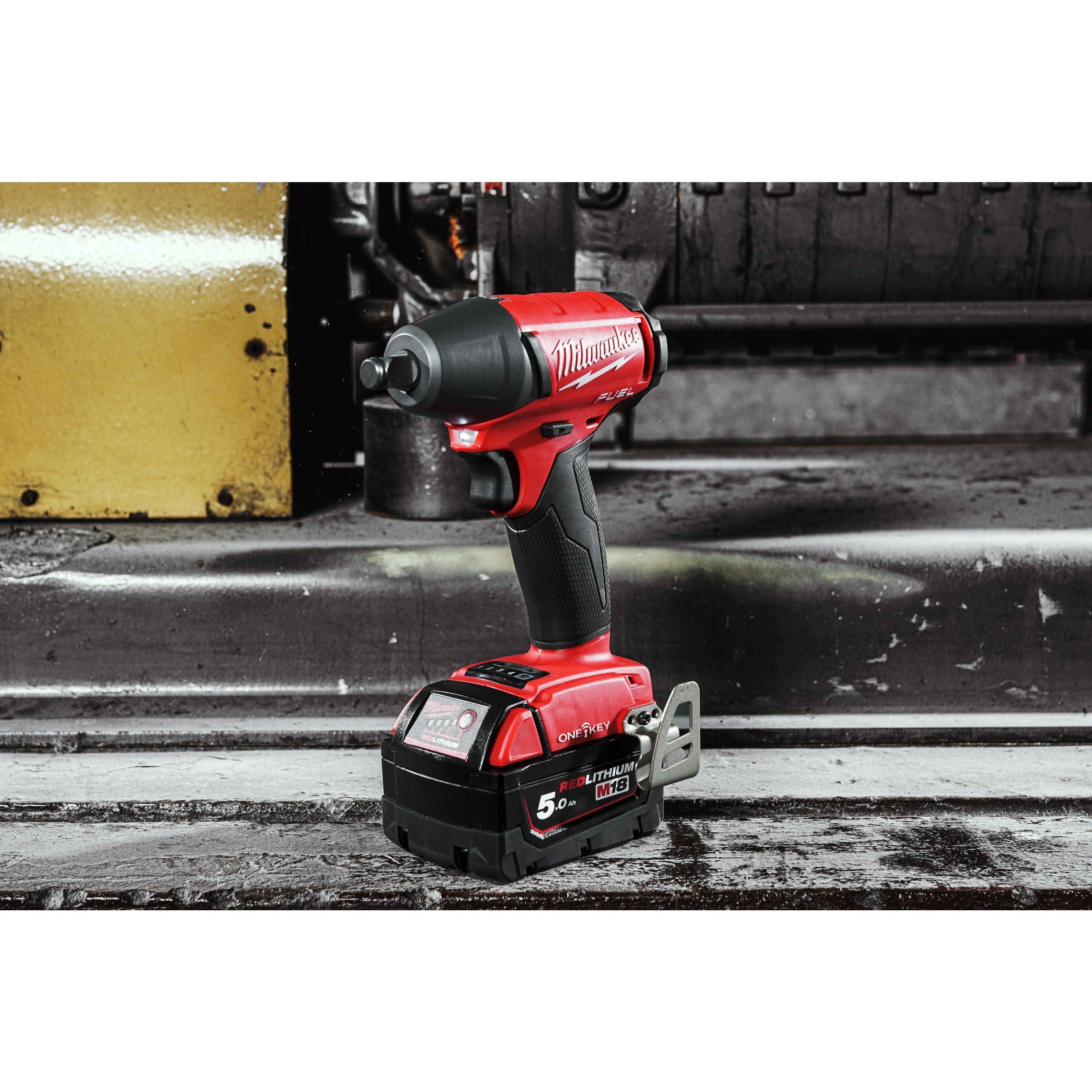 Cheie de impact Milwaukee 1/2″ 300Nm 18V M18ONEIWF12-502X, ONE-KEY™ M18 FUEL™ cu inel de fixare, cod 4933451374, 2 x M18 B5 acumulator, M12-18 FC încărcător, cutie HD - BIG STORE (Dynamic Tools SRL)