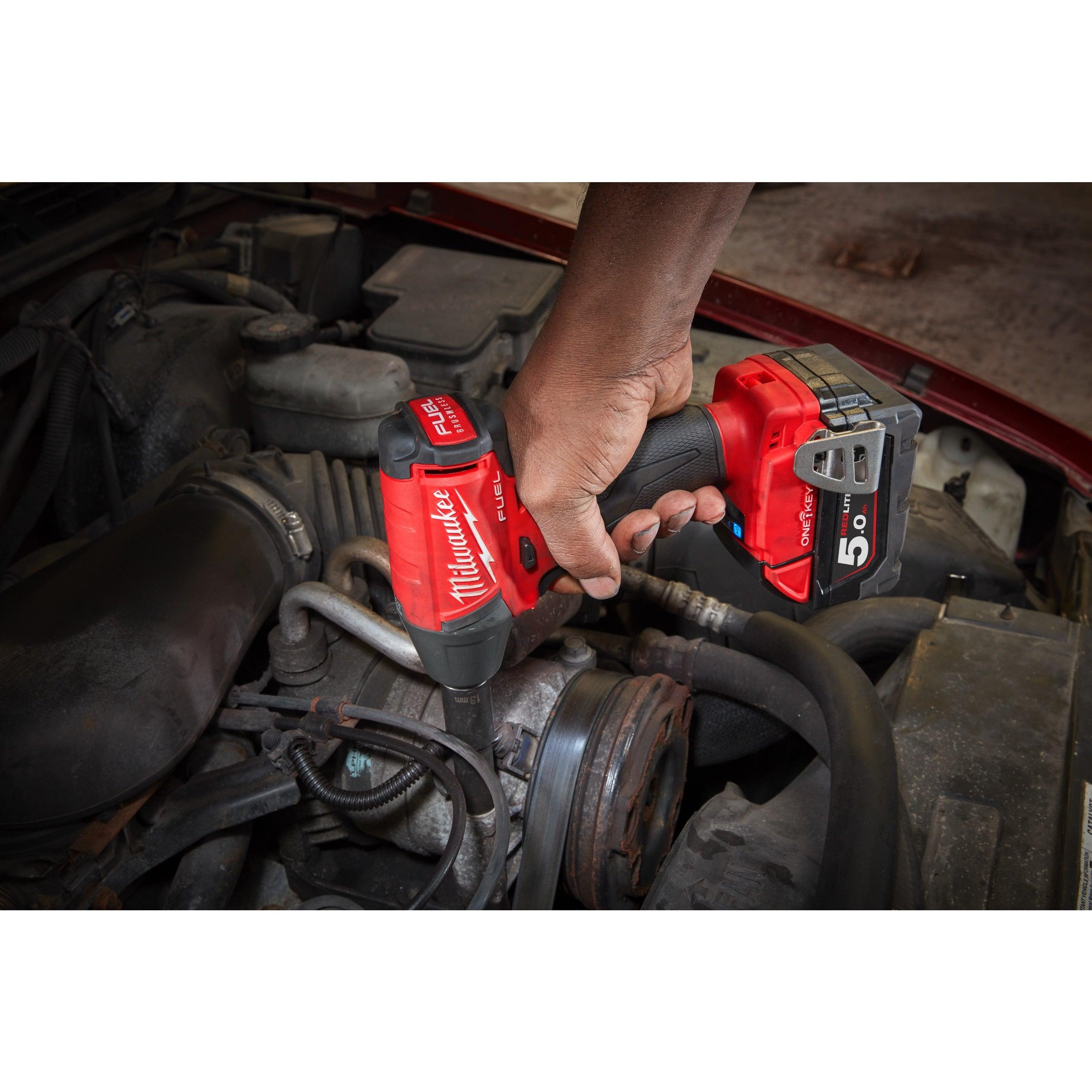 Cheie de impact Milwaukee 1/2″ 300Nm 18V M18ONEIWP12-502X, ONE-KEY™ M18 FUEL™ cu pin de blocare, cod 4933451372, 2 x M18 B5 acumulator, M12-18 FC încărcător, cutie HD - BIG STORE (Dynamic Tools SRL)