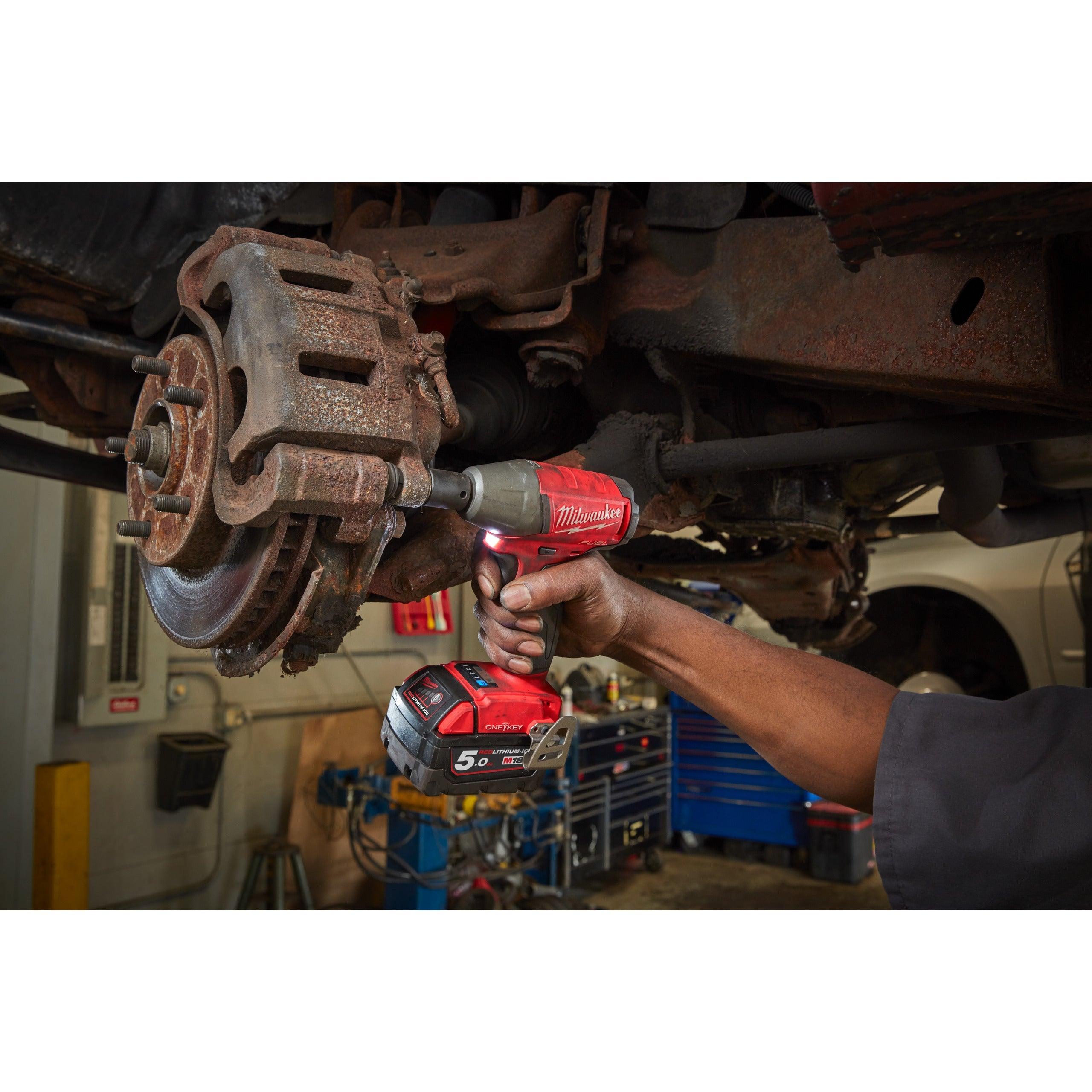 Cheie de impact Milwaukee 1/2″ 300Nm 18V M18ONEIWP12-502X, ONE-KEY™ M18 FUEL™ cu pin de blocare, cod 4933451372, 2 x M18 B5 acumulator, M12-18 FC încărcător, cutie HD - BIG STORE (Dynamic Tools SRL)