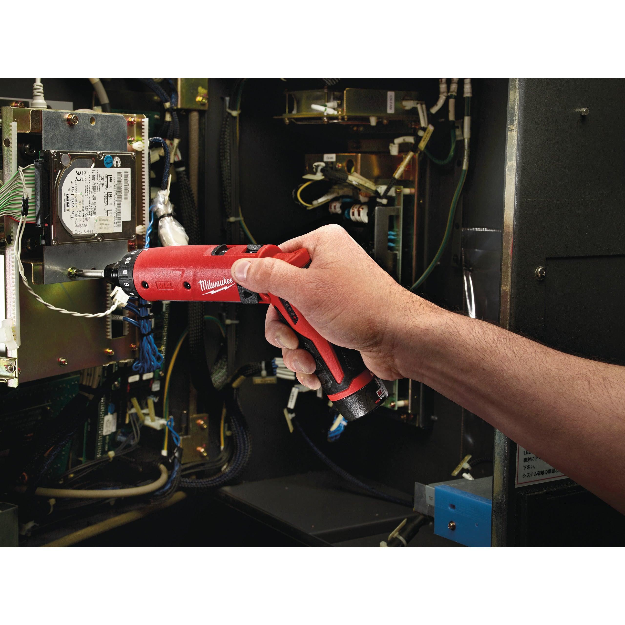 Mașină de găurit/înșurubat M4™ Milwaukee M4D-202B, 2 x M4 B2 acumulator, M4 C încărcător, fără cutie, cod 4933440475 - BIG STORE (Dynamic Tools SRL)