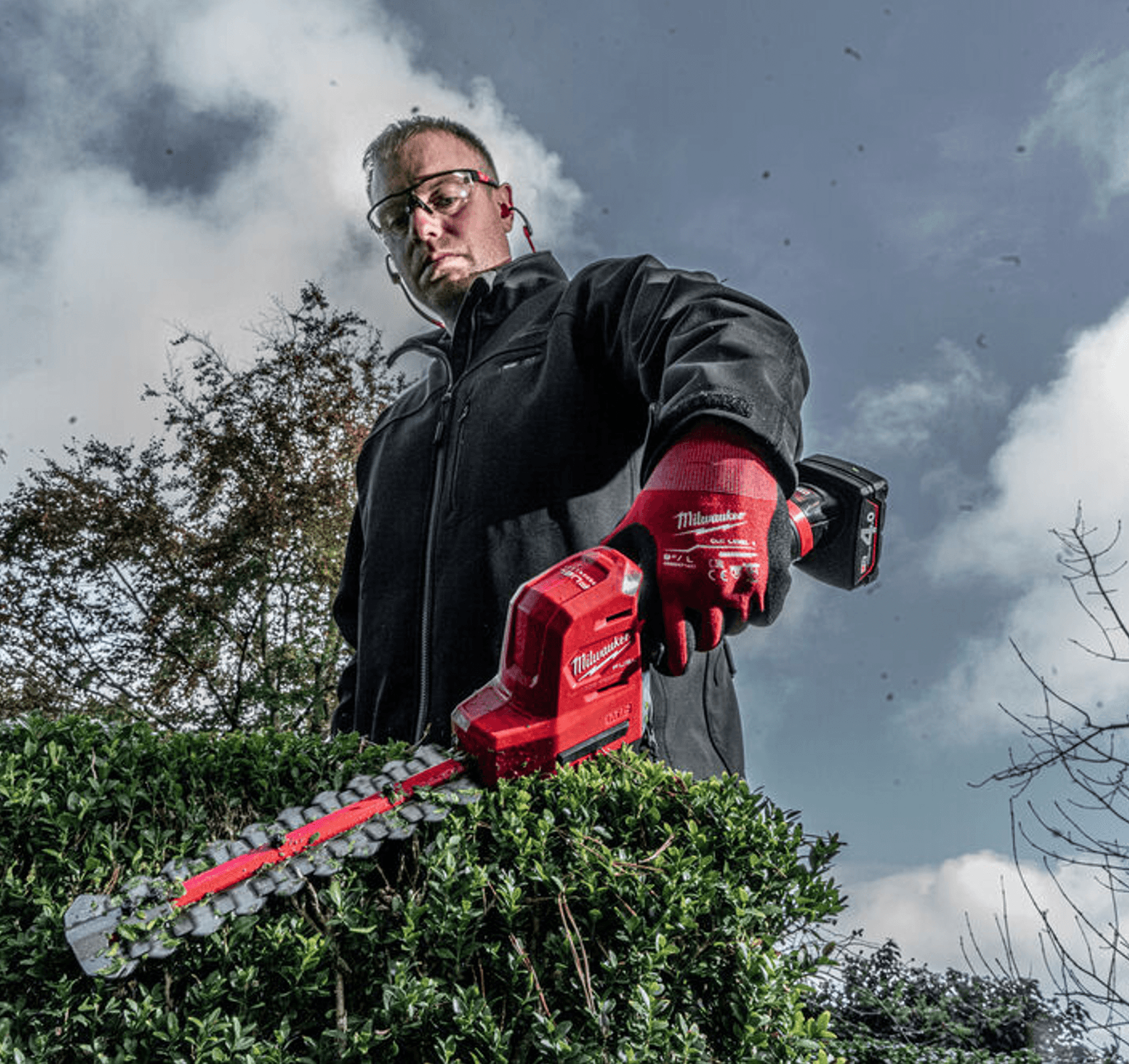 Trimmer gard viu 20cm, M12™ Milwaukee M12FHT20-402, + 2 x acumulator M12B4 (4,0Ah) + 1 x încărcător C12C, cod 4933479676 - BIG STORE (Dynamic Tools SRL)